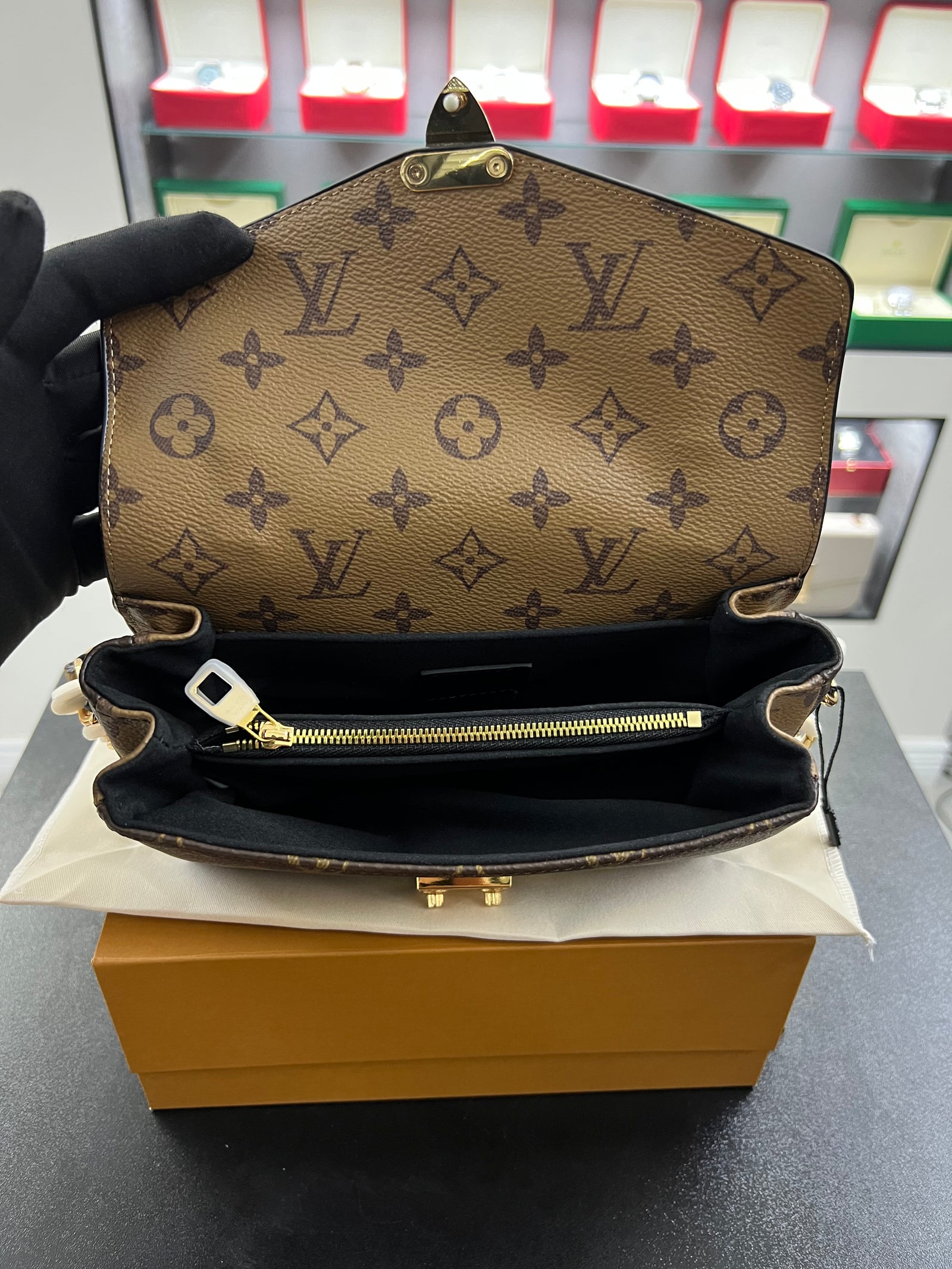 حقيبة بوشيت ميتيس – مونوجرام معكوس
Pochette Métis – Reverse Monogram