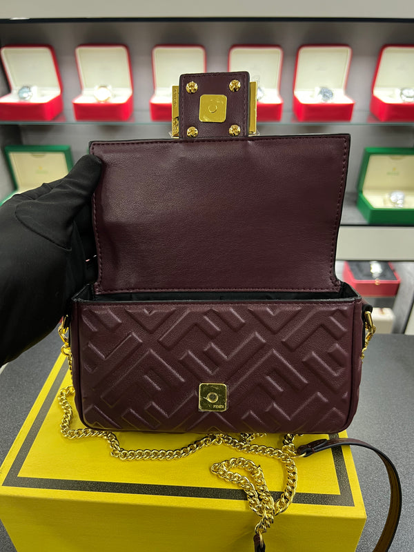 حقيبة باغيت برقندي الصغيره بنقشة FF بارزة
Baguette Bag – Burgundy Embossed FF