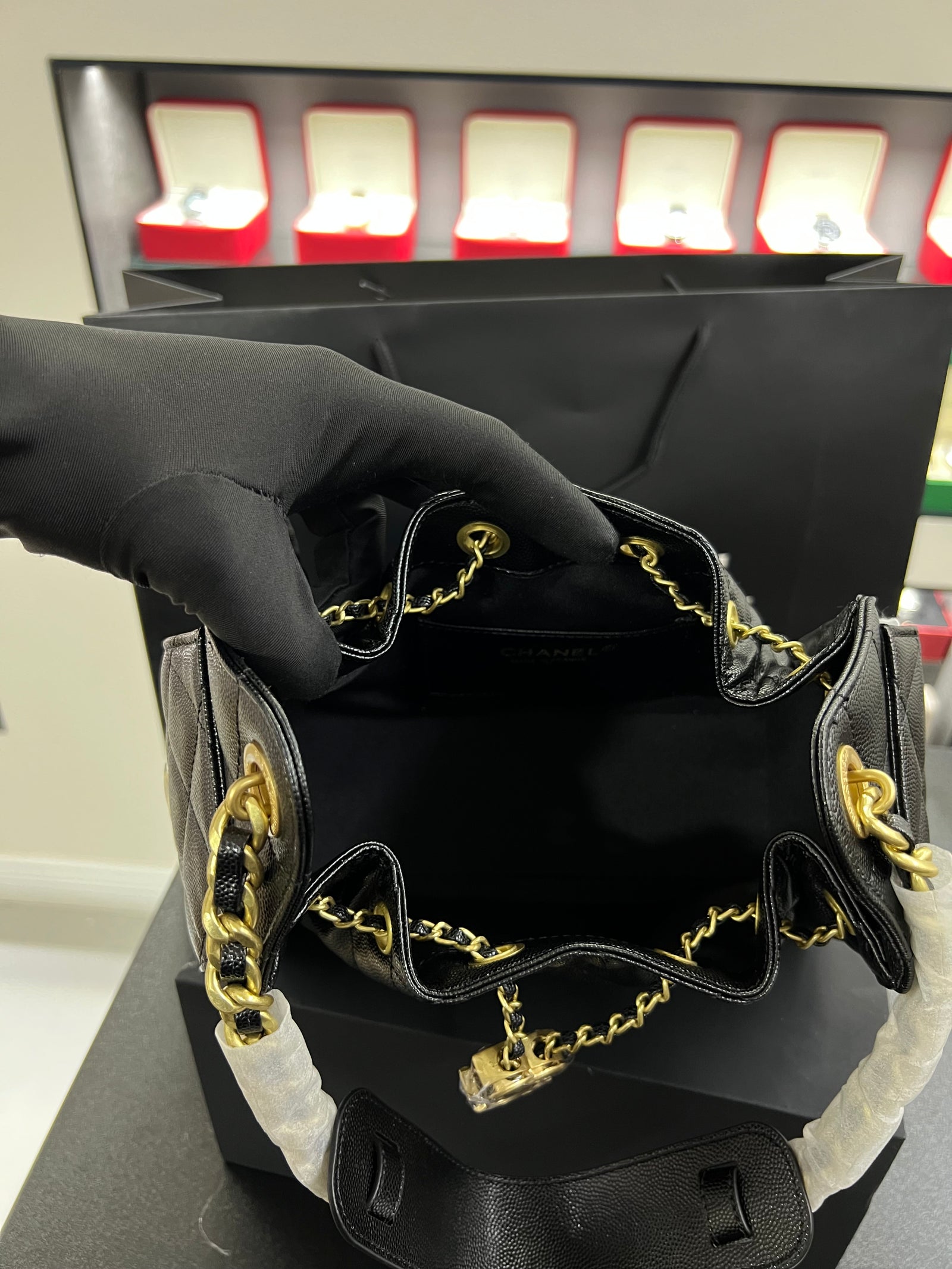 حقيبة هوبو 25 باكت – أسود كافيار
Hobo 25 Bucket Bag – Black Caviar