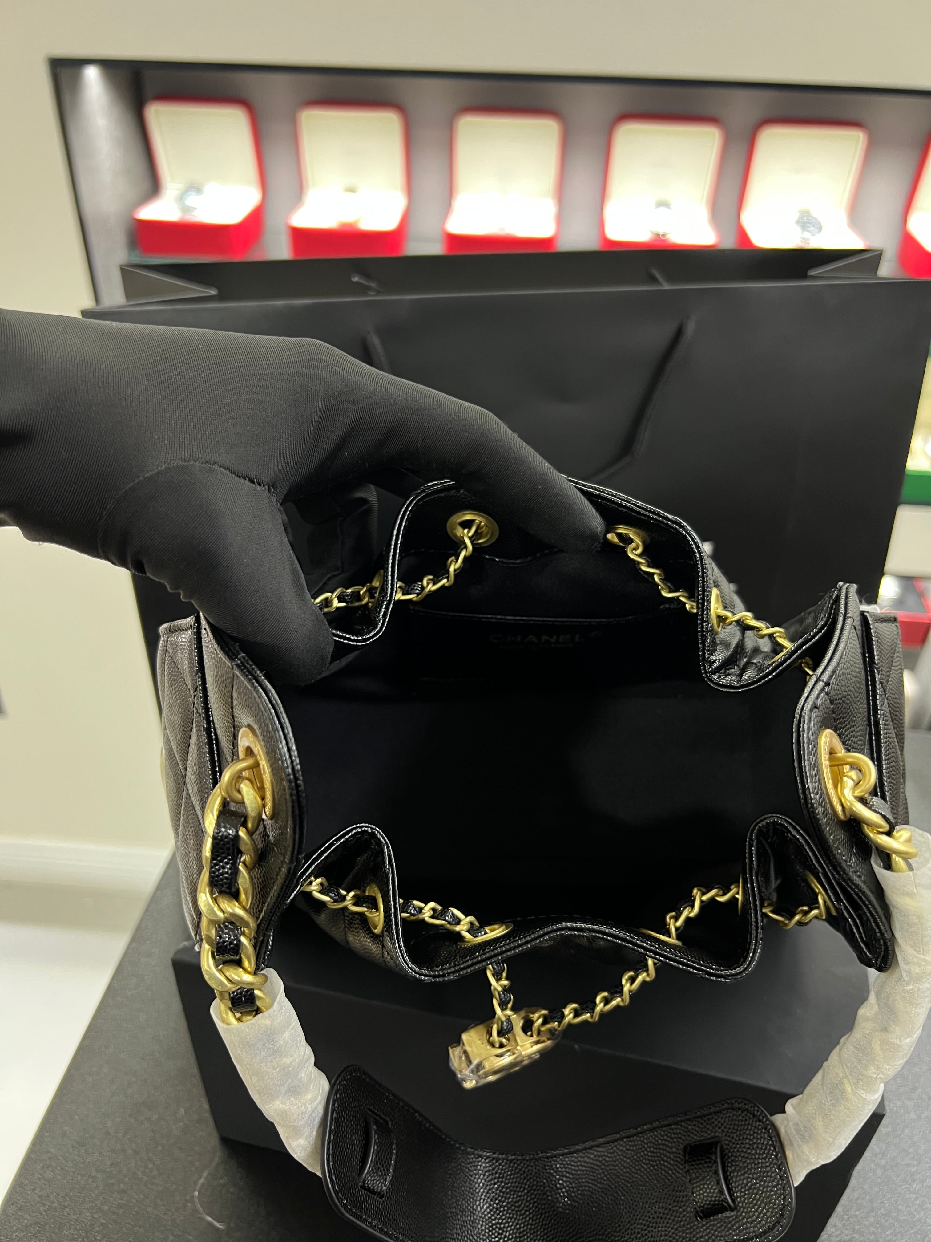 حقيبة هوبو 25 باكت – أسود كافيار
Hobo 25 Bucket Bag – Black Caviar