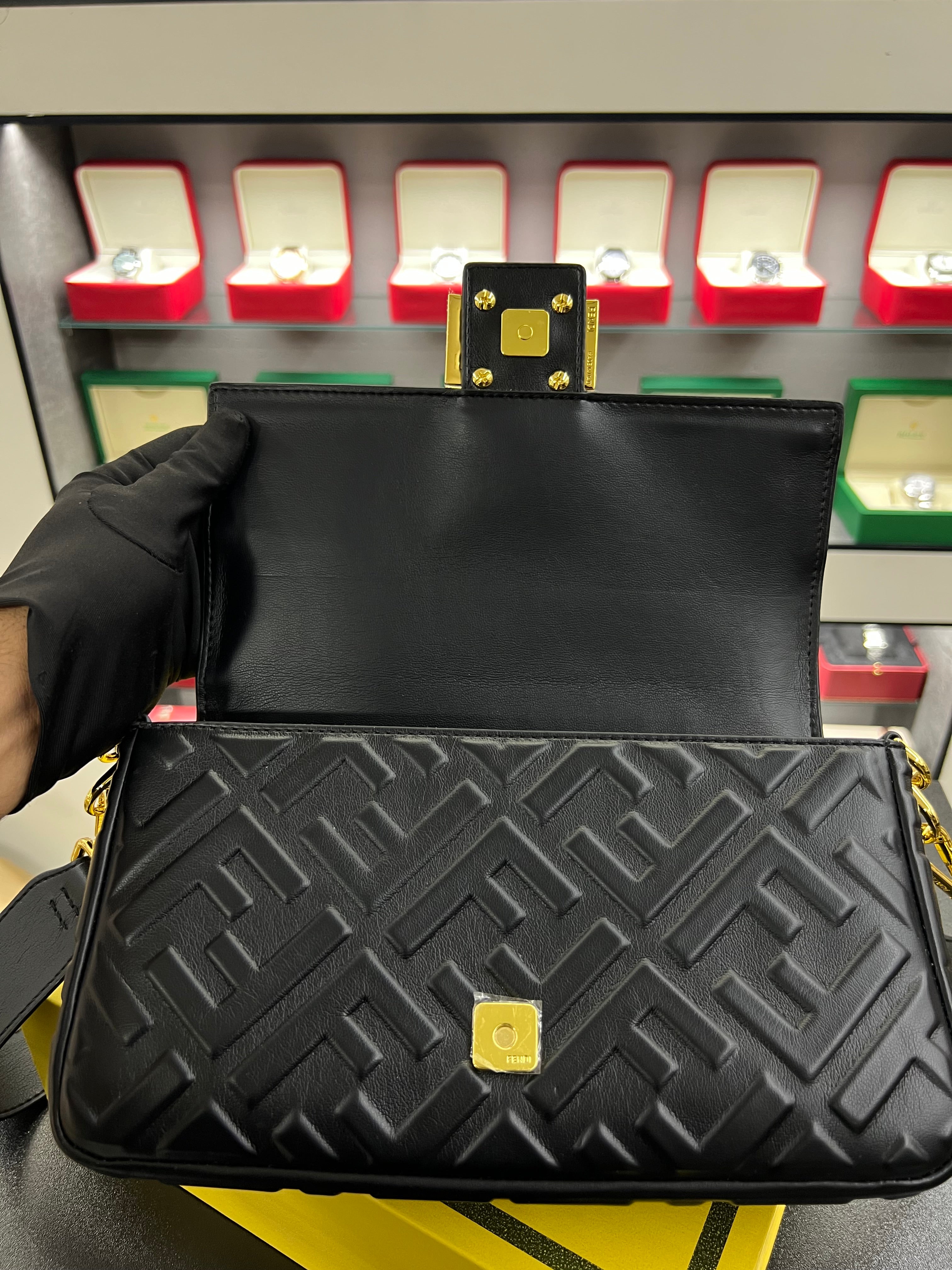 حقيبة باغيت سوداء بنقشة FF بارزة
Baguette Bag – Black Embossed FF