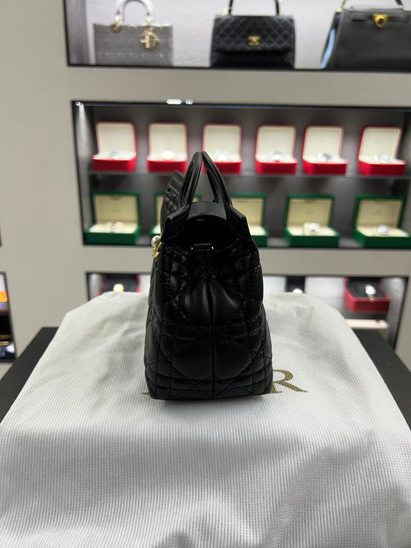 حقيبة كارو ميني بمقبض دائري – أسود كاناج
Caro Mini Ring-Handle Bag – Black Cannage