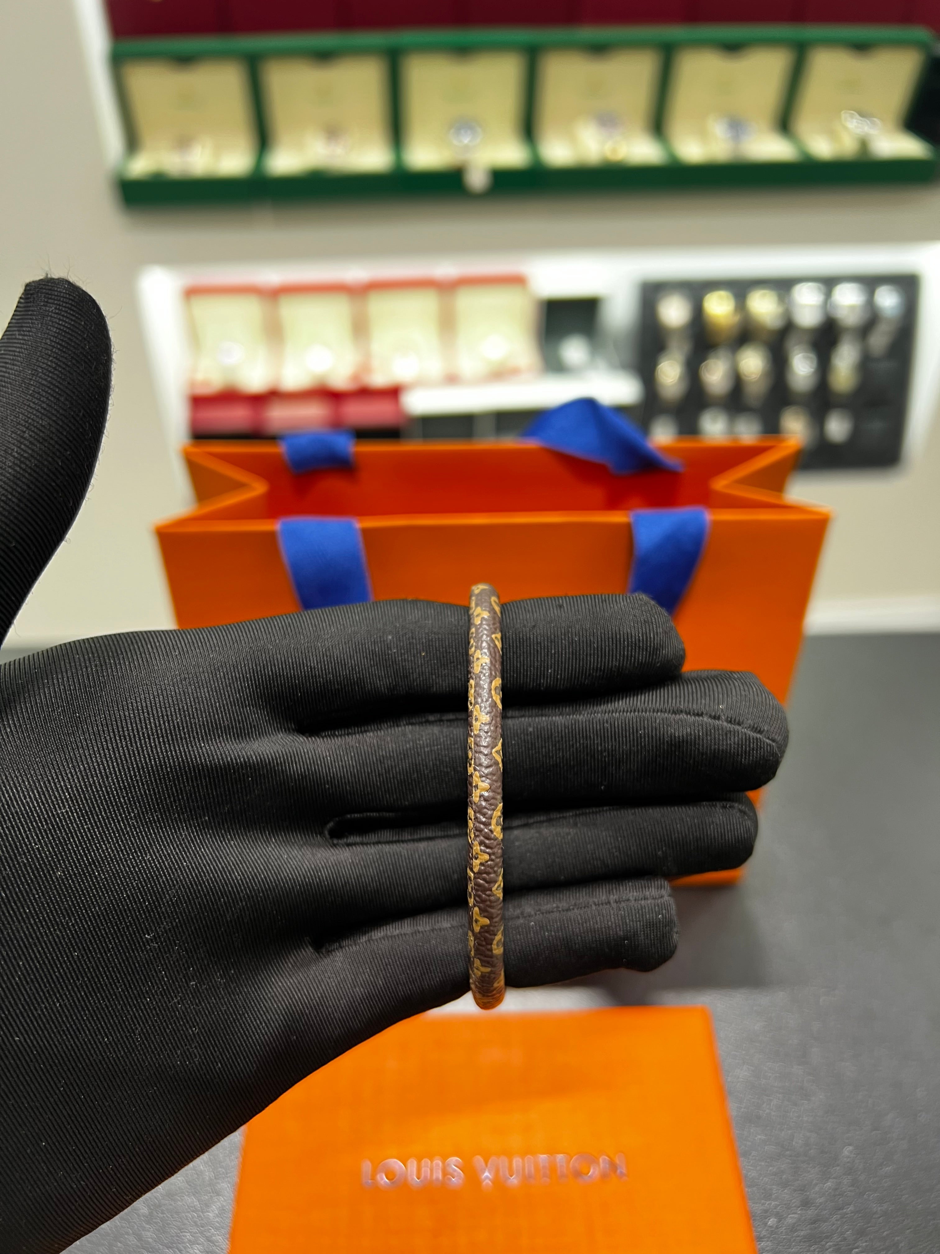 سوار جلد LV بني مقاس 19