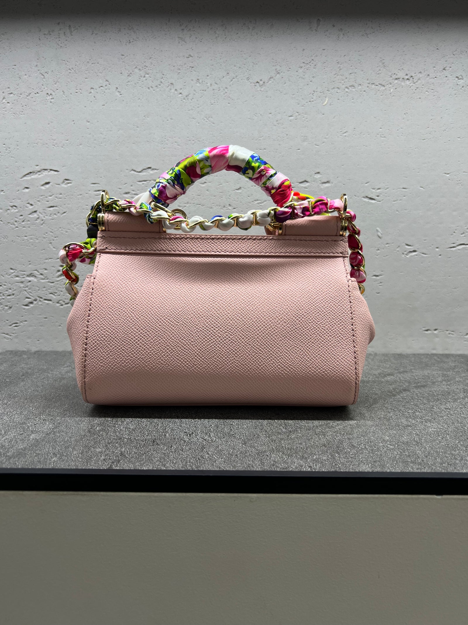 حقيبة سيسيلي الصغيرة بوشاح حرير – وردي
Sicily Bag Small Silk Scarf – Pink