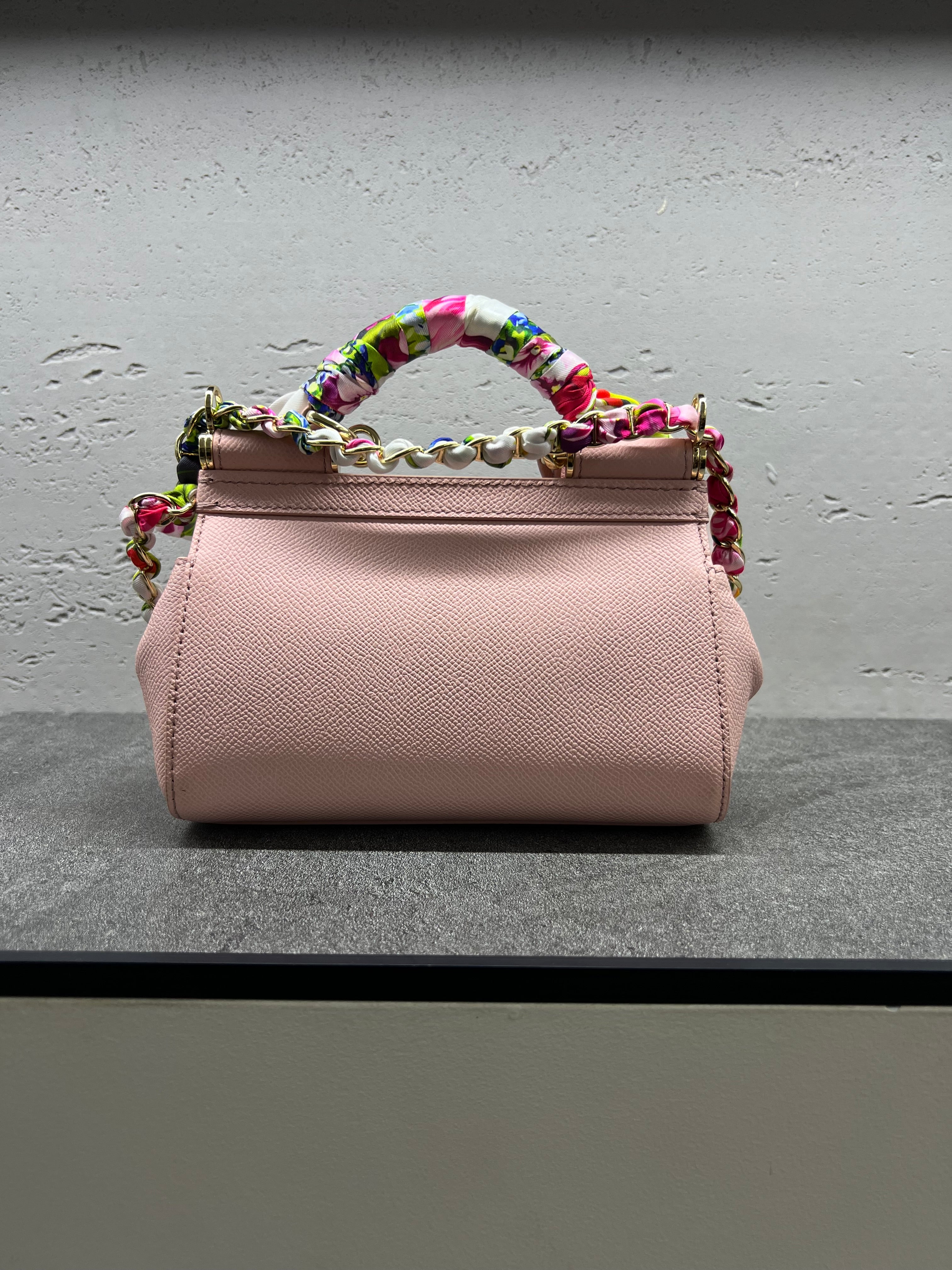 حقيبة سيسيلي الصغيرة بوشاح حرير – وردي
Sicily Bag Small Silk Scarf – Pink