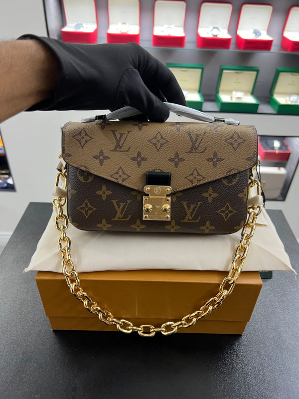 حقيبة بوشيت ميتيس – مونوجرام معكوس
Pochette Métis – Reverse Monogram