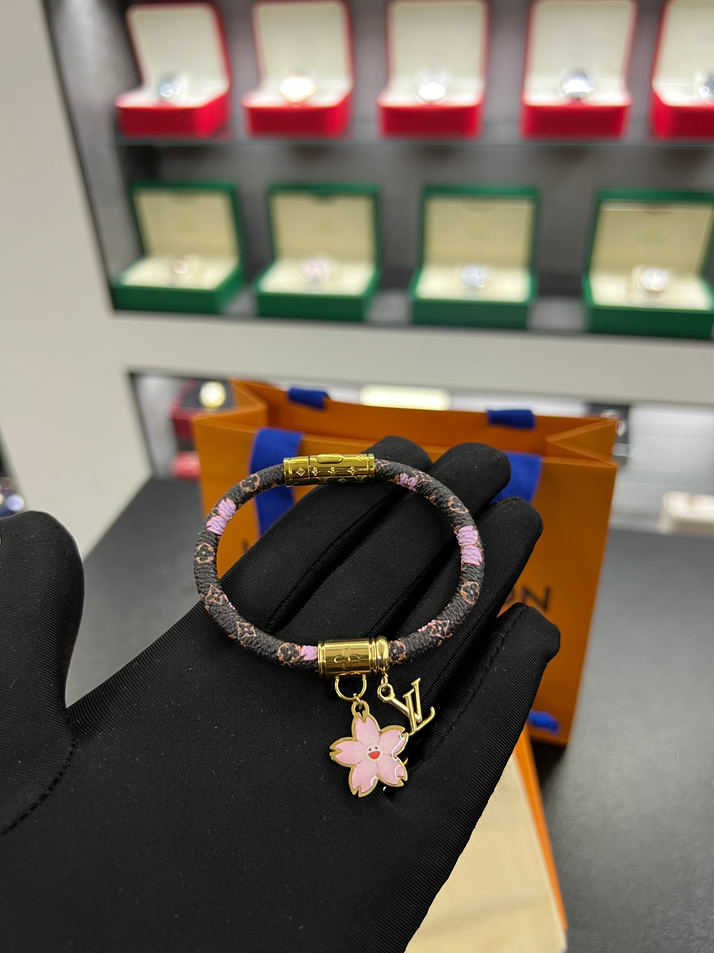 سوار جلد بنقشة المونوغرام مع تعليقة زهرة الساكورا — طقم ثنائي | Monogram Leather Charm Bracelet Duo