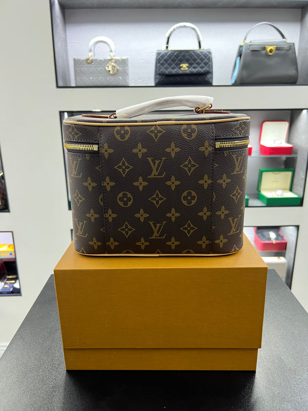 حقيبة نايس فانيتي – مونوجرام للتجميل
Nice Vanity – Monogram Beauty Case