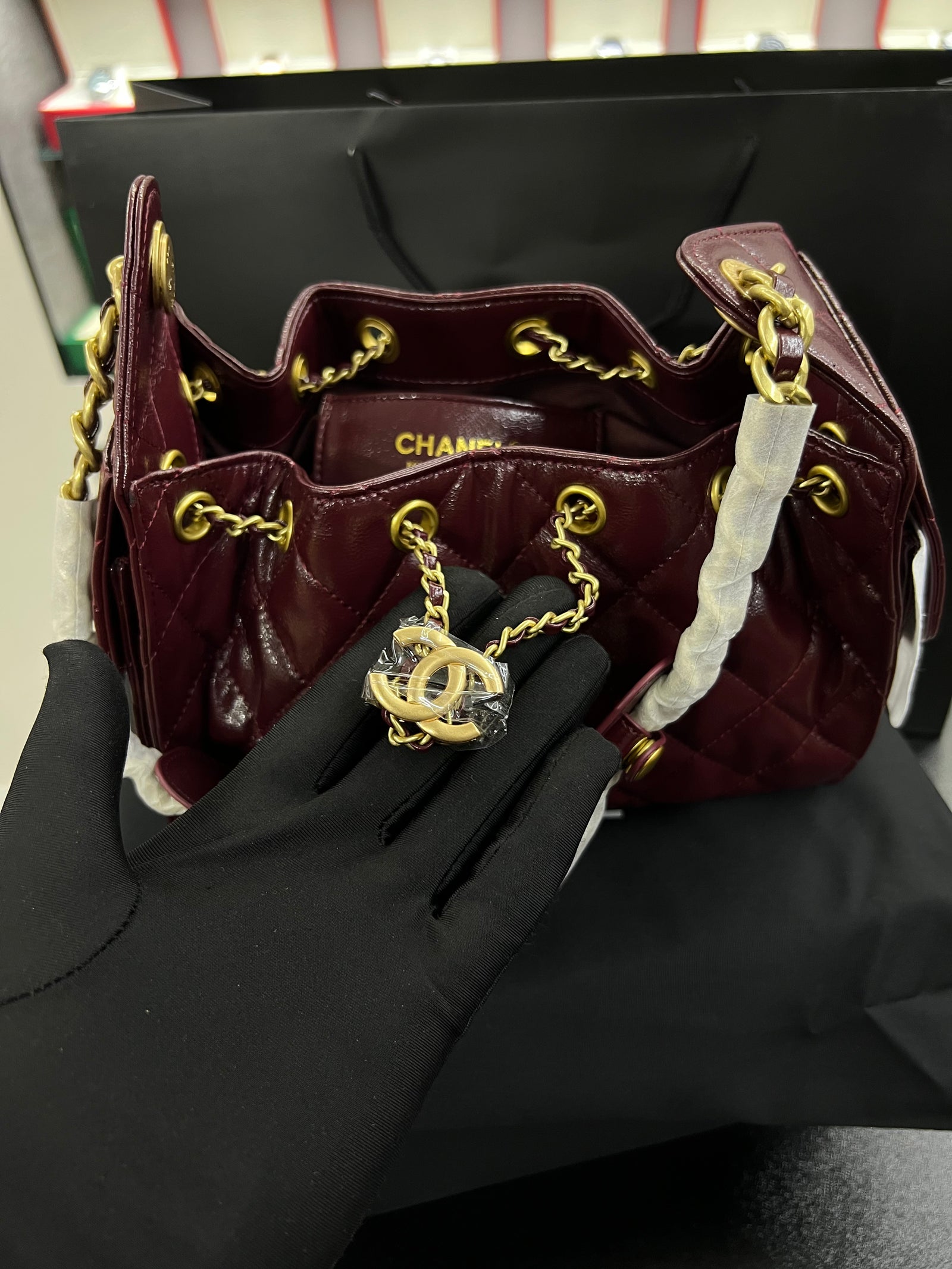 حقيبة هوبو 25 باكت – برقندي جلد لامع
Hobo 25 Bucket Bag – Burgundy Shiny Calfskin