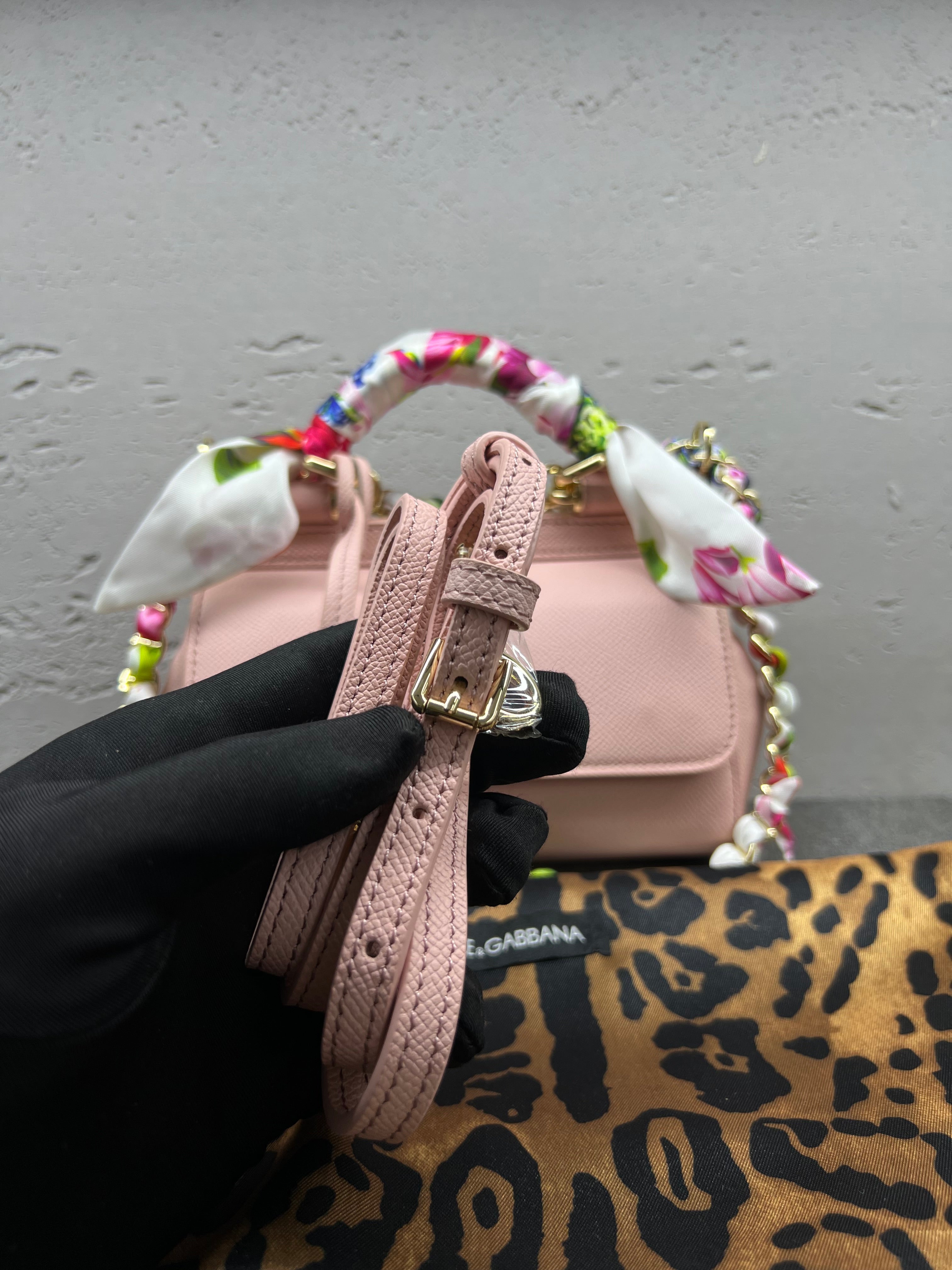 حقيبة سيسيلي الصغيرة بوشاح حرير – وردي
Sicily Bag Small Silk Scarf – Pink