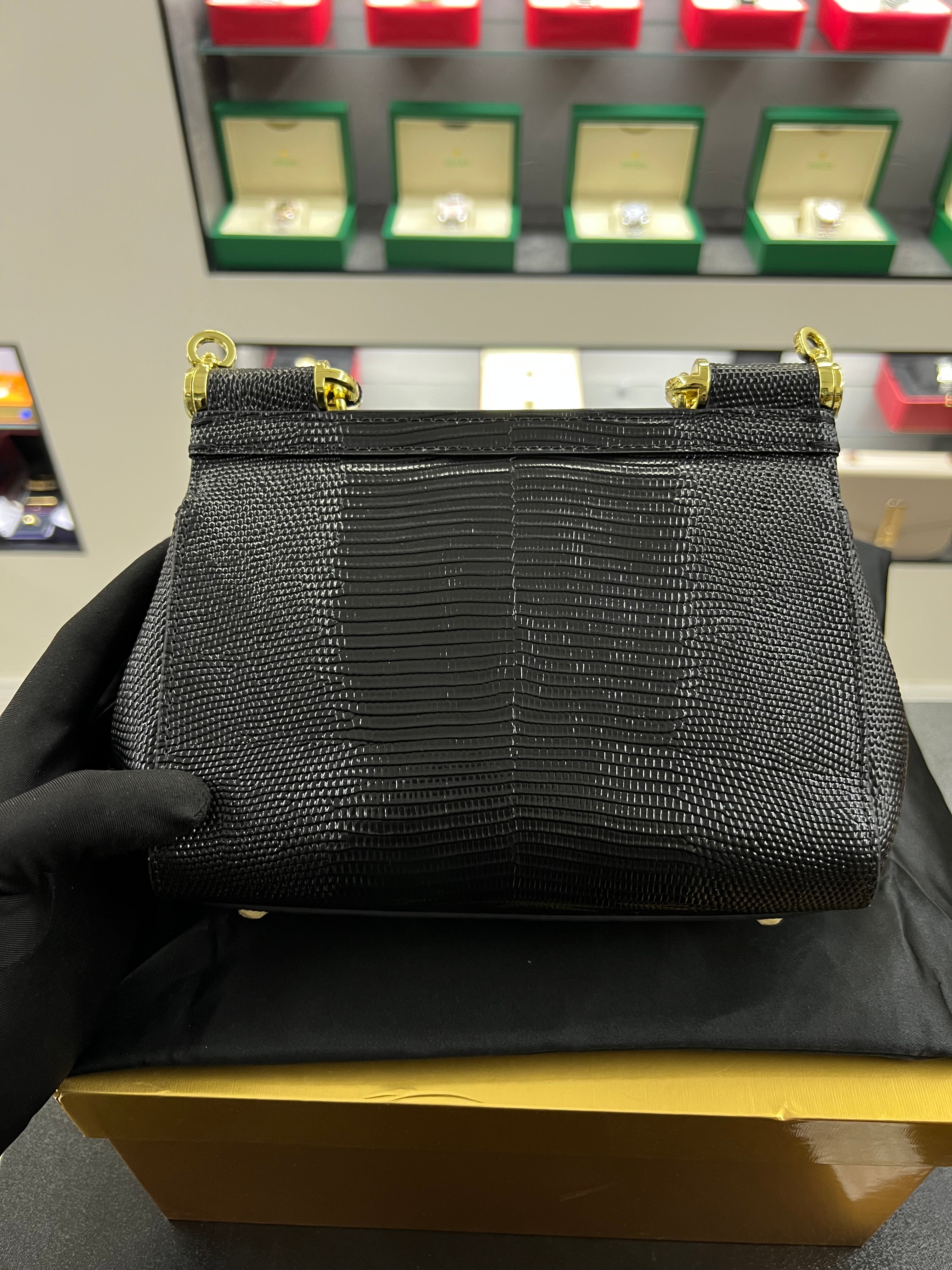 حقيبة سيسيلي صغيرة سوداء بنقشة جلد السحلية
Sicily Small – Black Lizard-Print
