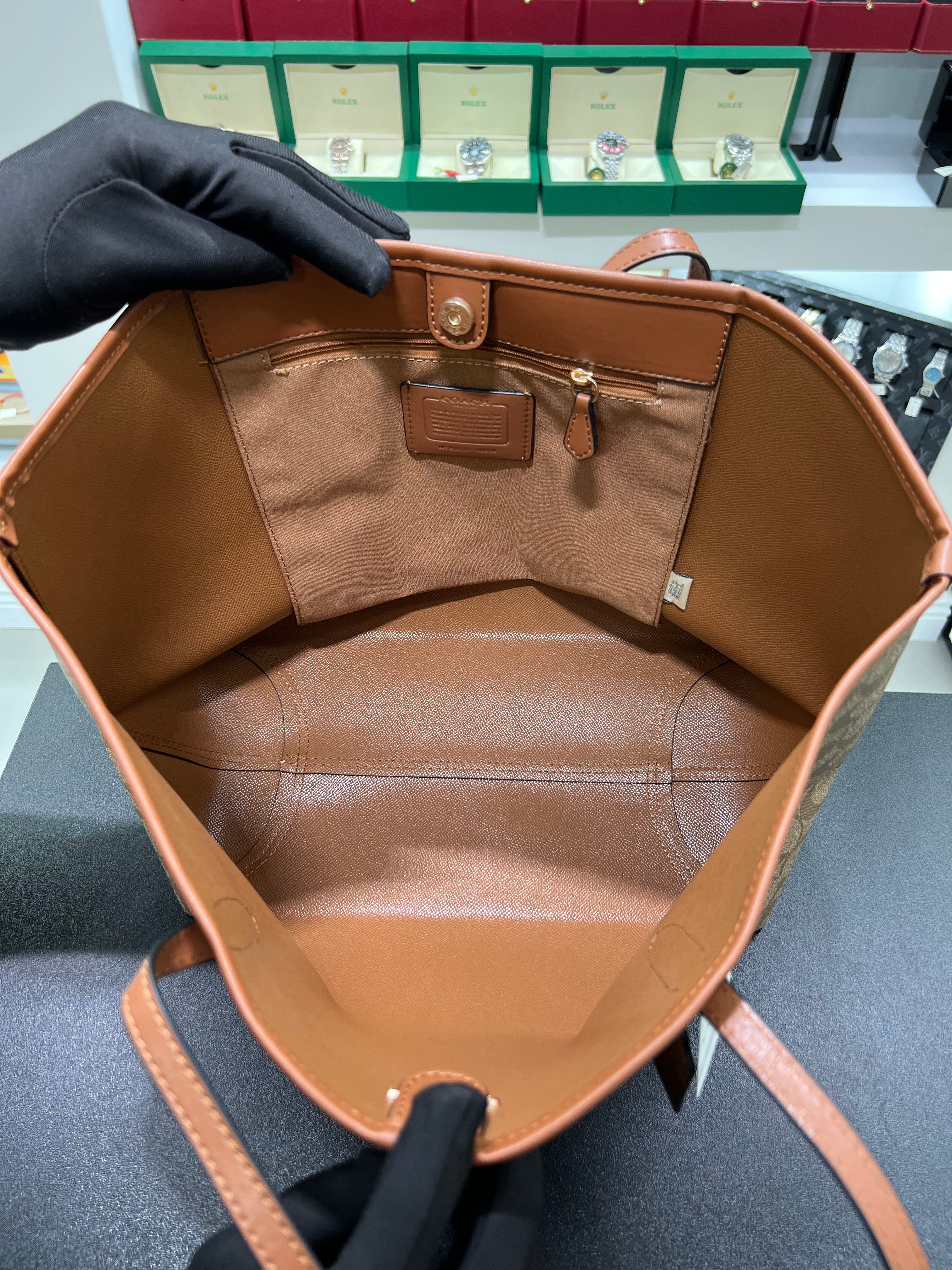 Cöach City Tote in Signature Canvas.