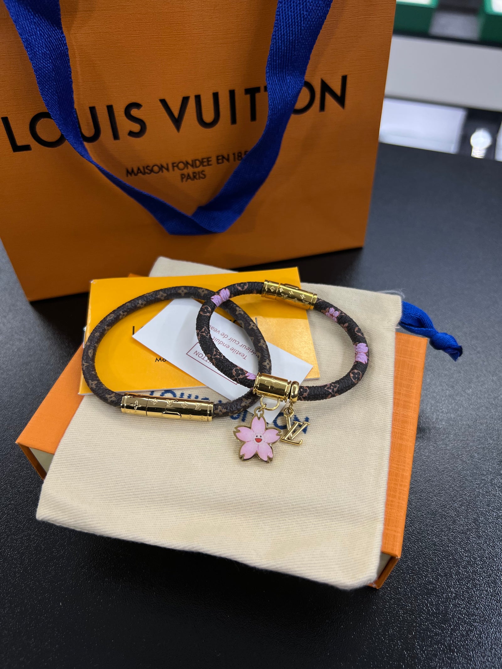 سوار جلد بنقشة المونوغرام مع تعليقة زهرة الساكورا — طقم ثنائي | Monogram Leather Charm Bracelet Duo