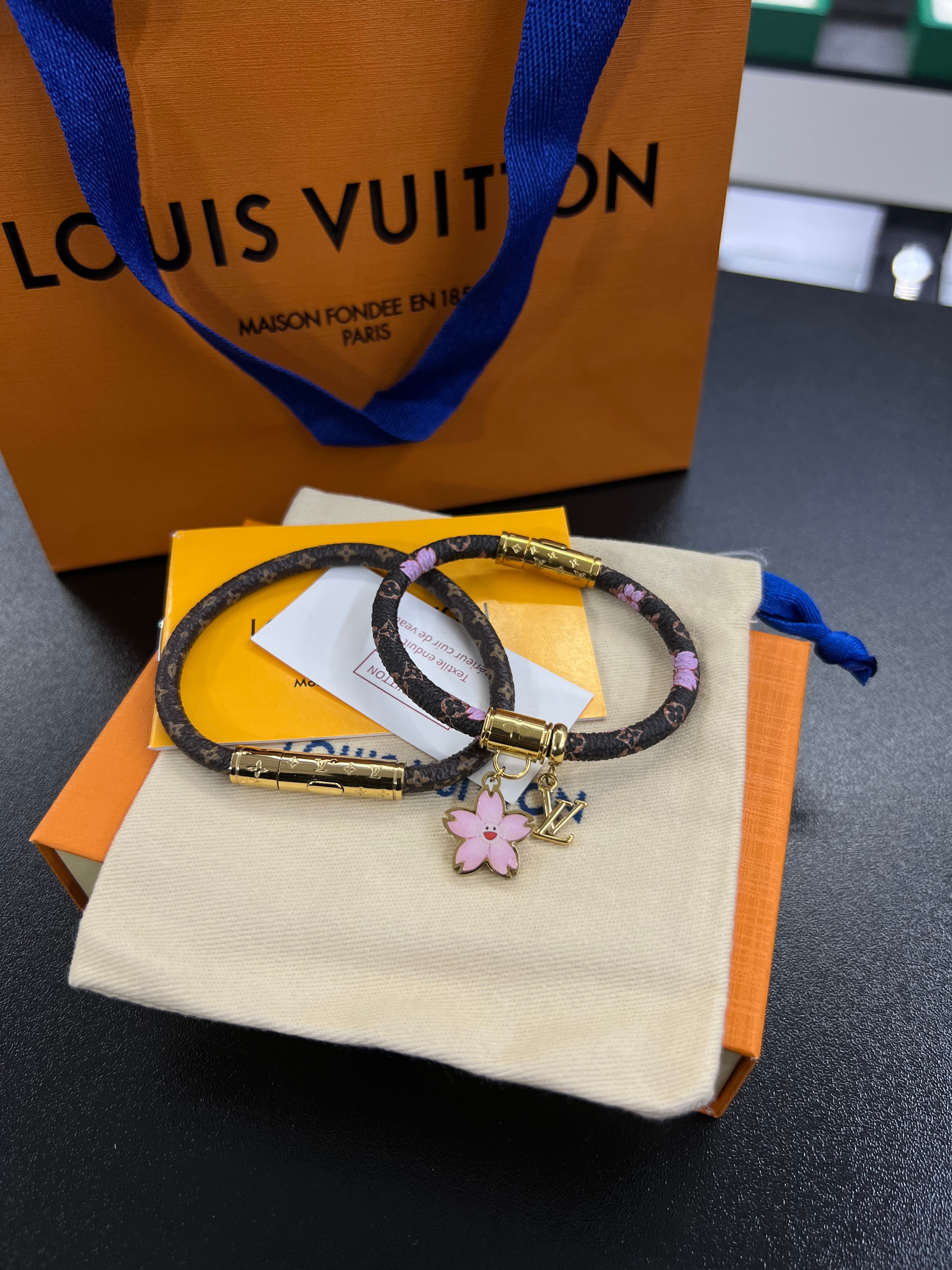 سوار جلد بنقشة المونوغرام مع تعليقة زهرة الساكورا — طقم ثنائي | Monogram Leather Charm Bracelet Duo