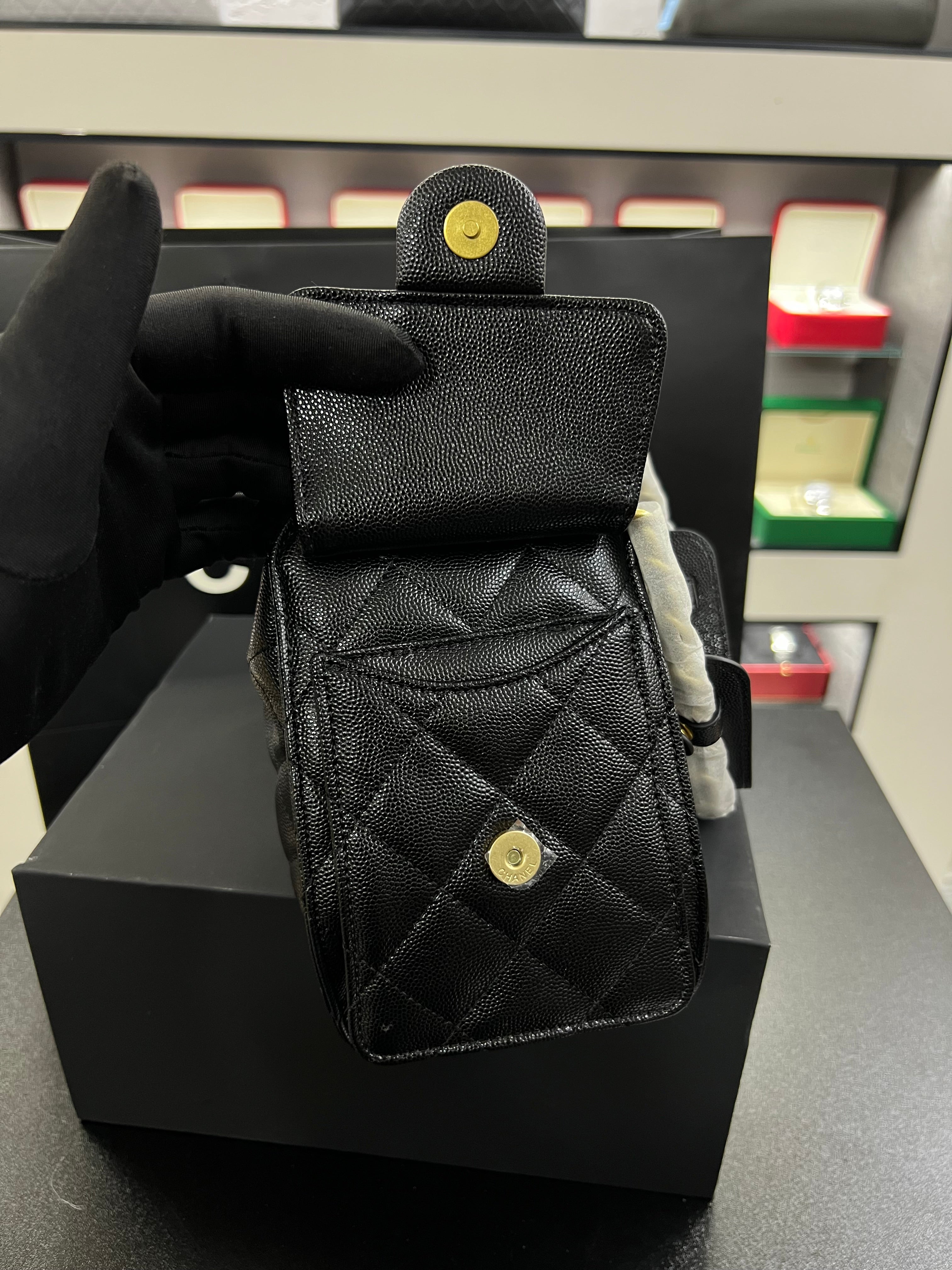 حقيبة هوبو 25 باكت – أسود كافيار
Hobo 25 Bucket Bag – Black Caviar