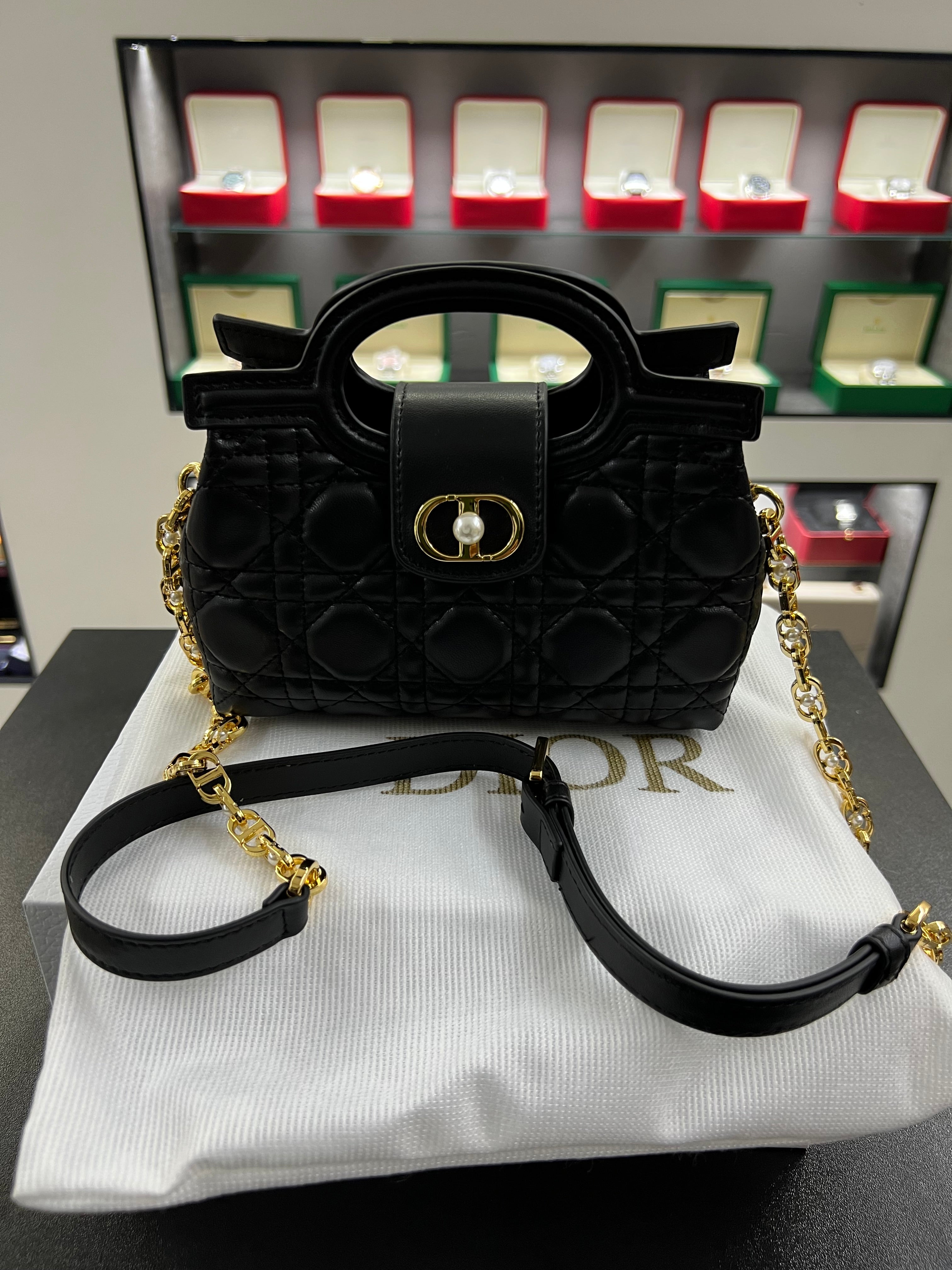 حقيبة كارو ميني بمقبض دائري – أسود كاناج
Caro Mini Ring-Handle Bag – Black Cannage