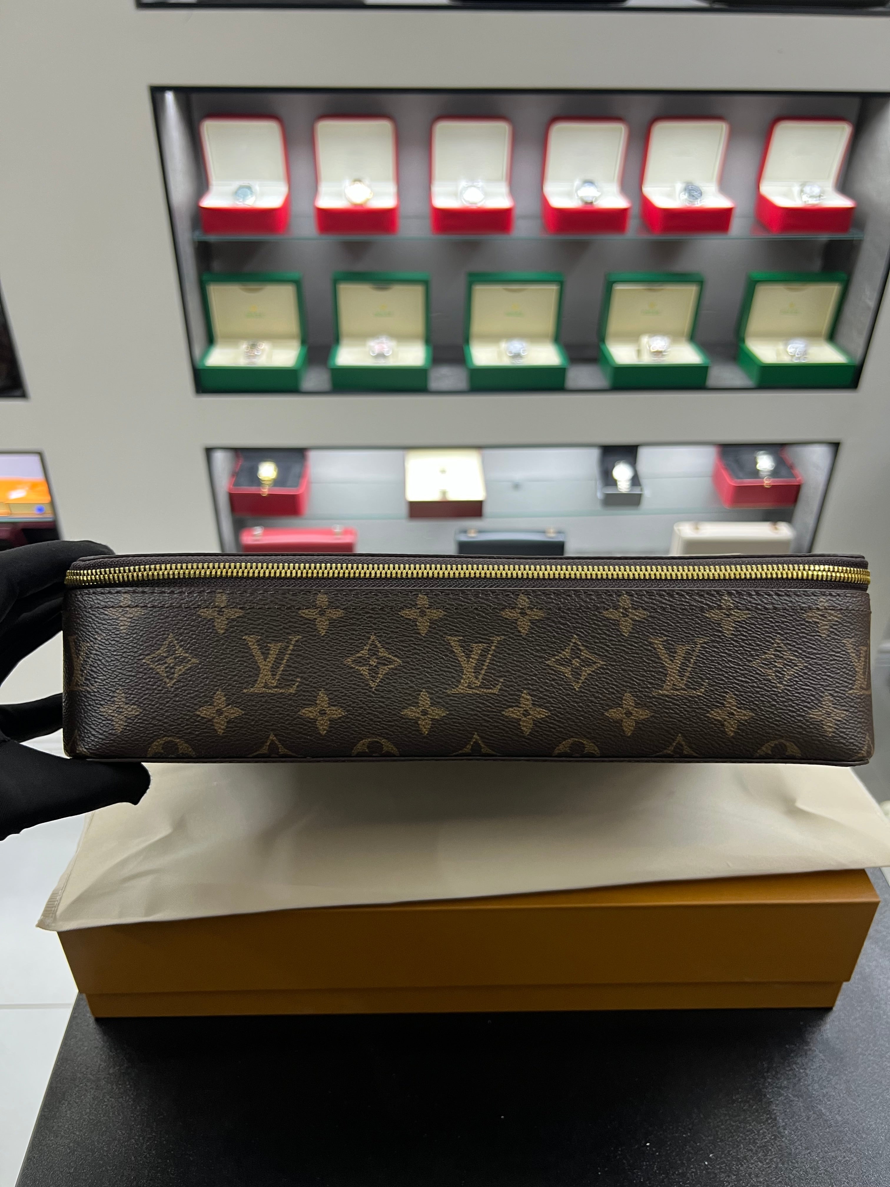 منظّم مونوجرام بسحّاب محيطي
Monogram Zip Organizer – Fits Laptop