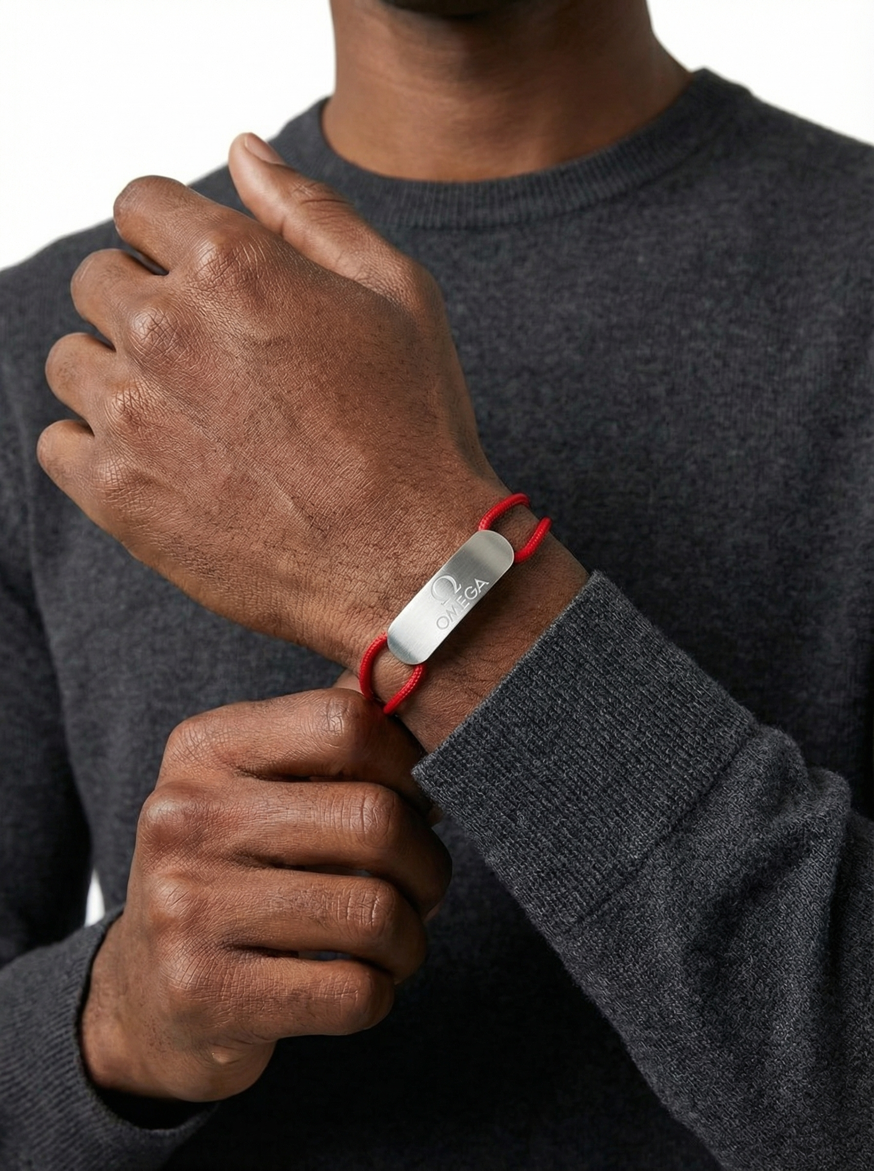 سوار خيط أوميغا كبيره احمر