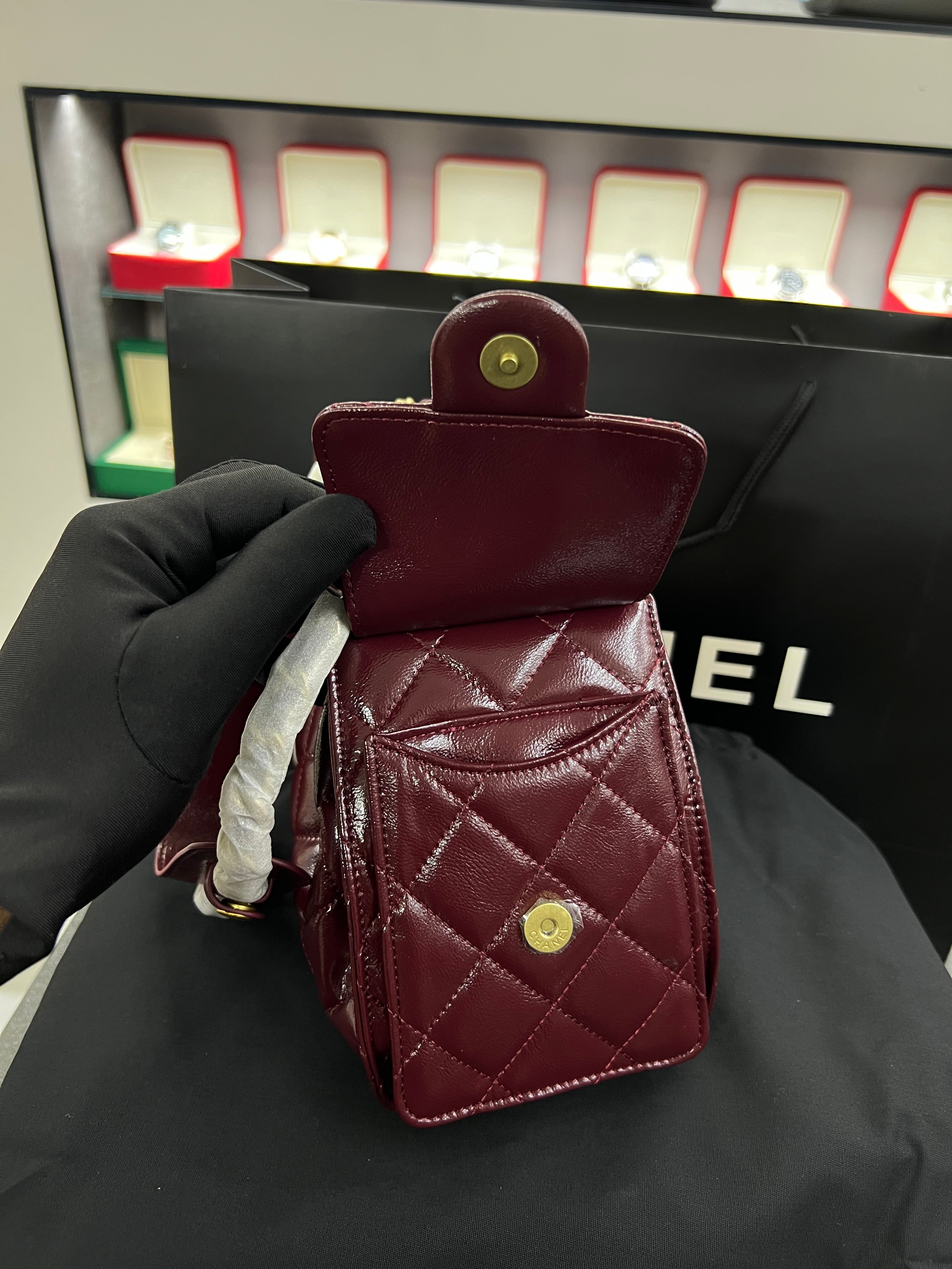 حقيبة هوبو 25 باكت – برقندي جلد لامع
Hobo 25 Bucket Bag – Burgundy Shiny Calfskin