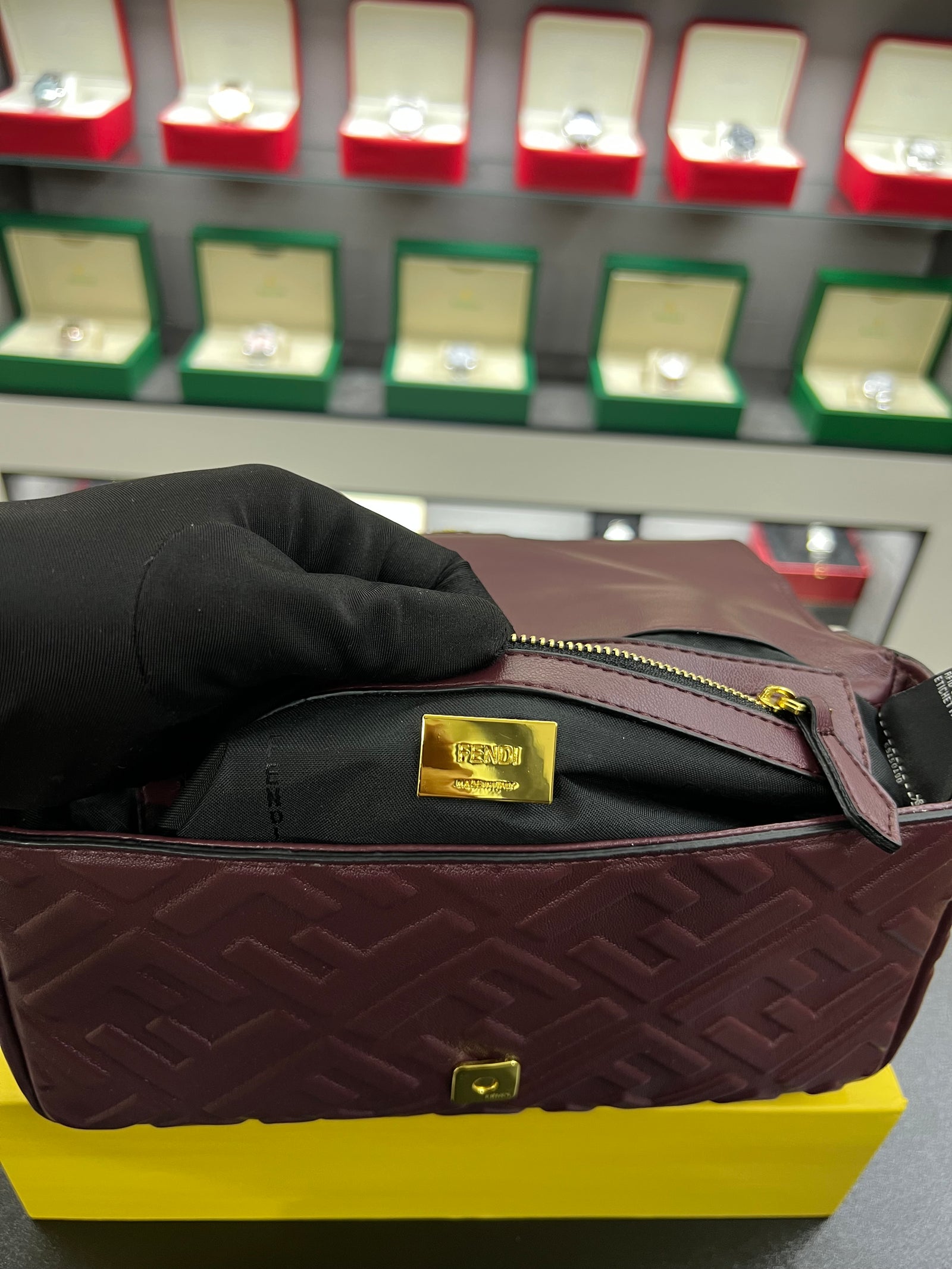 حقيبة باغيت برقندي بنقشة FF بارزة
Baguette Bag – Burgundy Embossed FF
