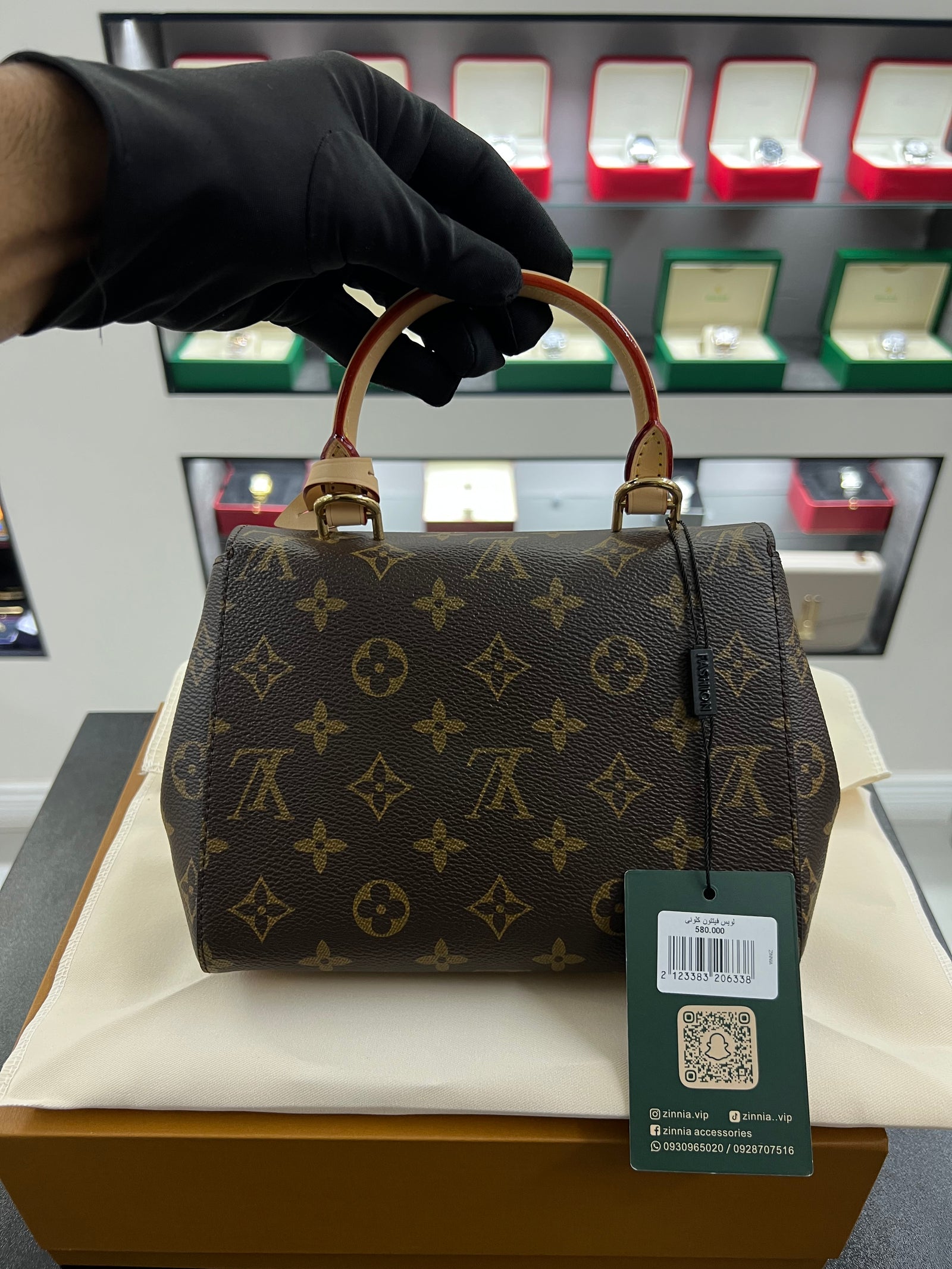 حقيبة كلوني BB – مونوجرام بمقبض علوي
Cluny BB – Monogram Top Handle