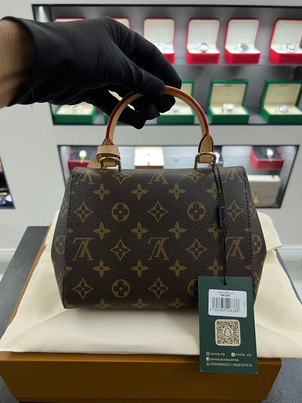 حقيبة كلوني BB – مونوجرام بمقبض علوي
Cluny BB – Monogram Top Handle