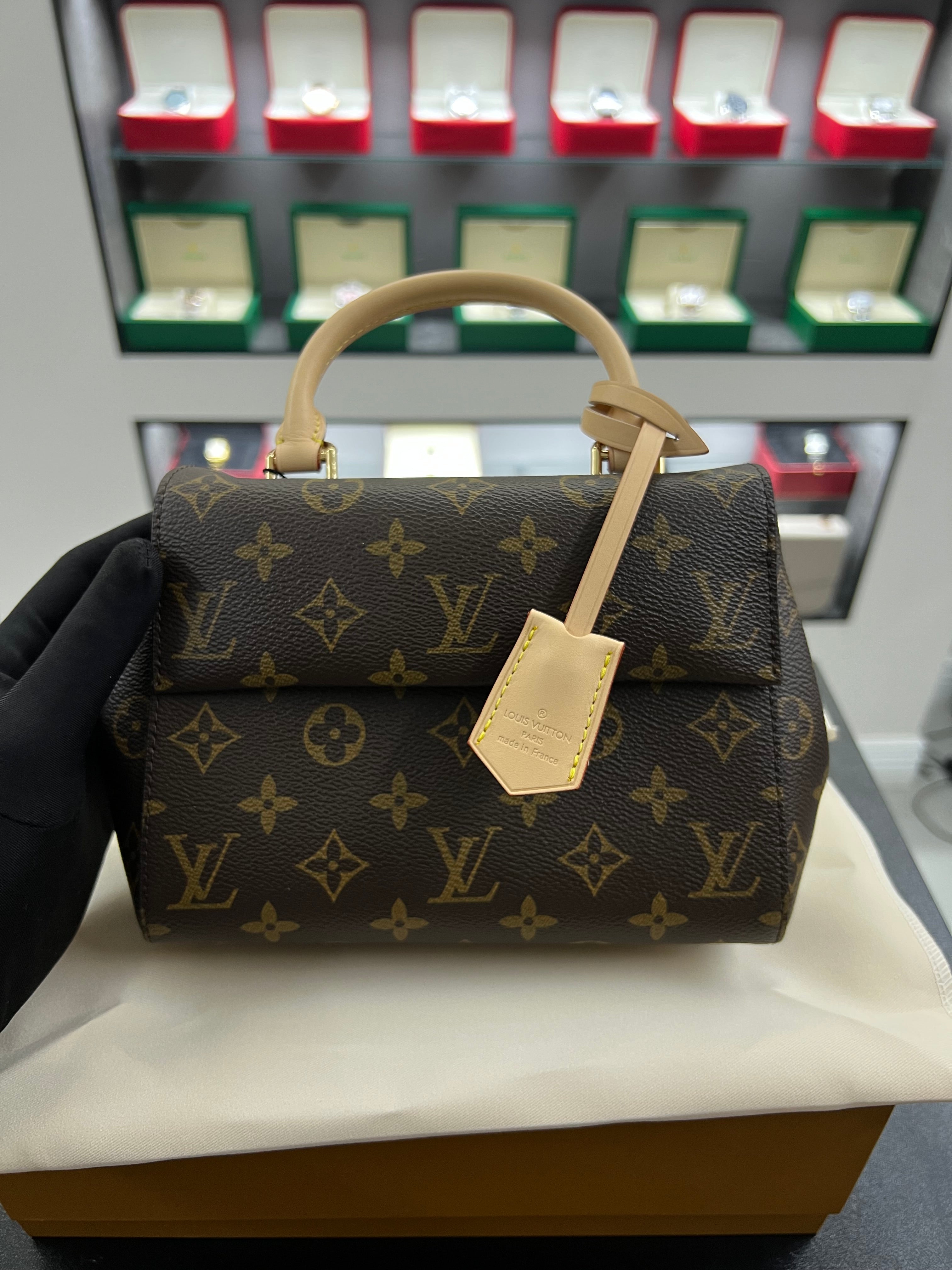 حقيبة كلوني BB – مونوجرام بمقبض علوي
Cluny BB – Monogram Top Handle