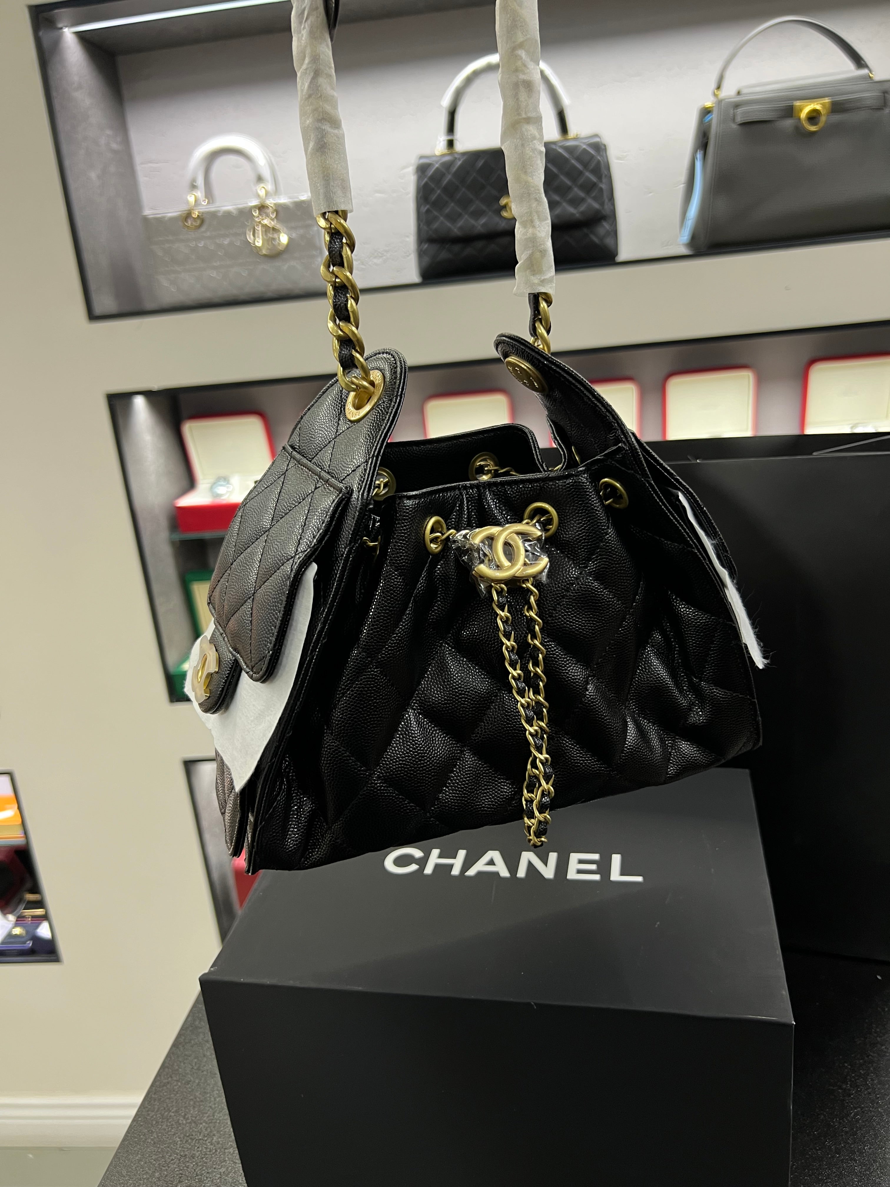 حقيبة هوبو 25 باكت – أسود كافيار
Hobo 25 Bucket Bag – Black Caviar