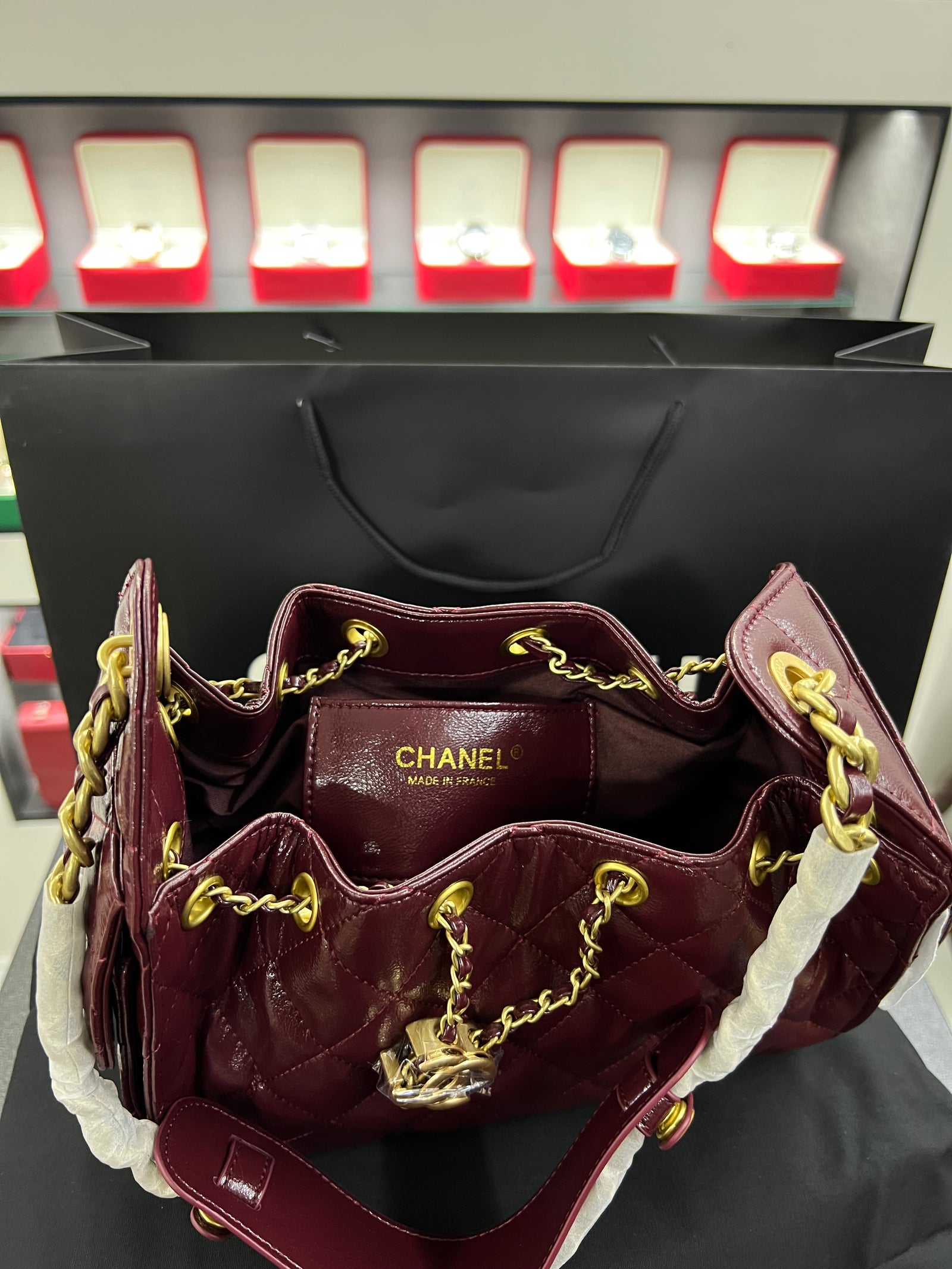 حقيبة هوبو 25 باكت – برقندي جلد لامع
Hobo 25 Bucket Bag – Burgundy Shiny Calfskin