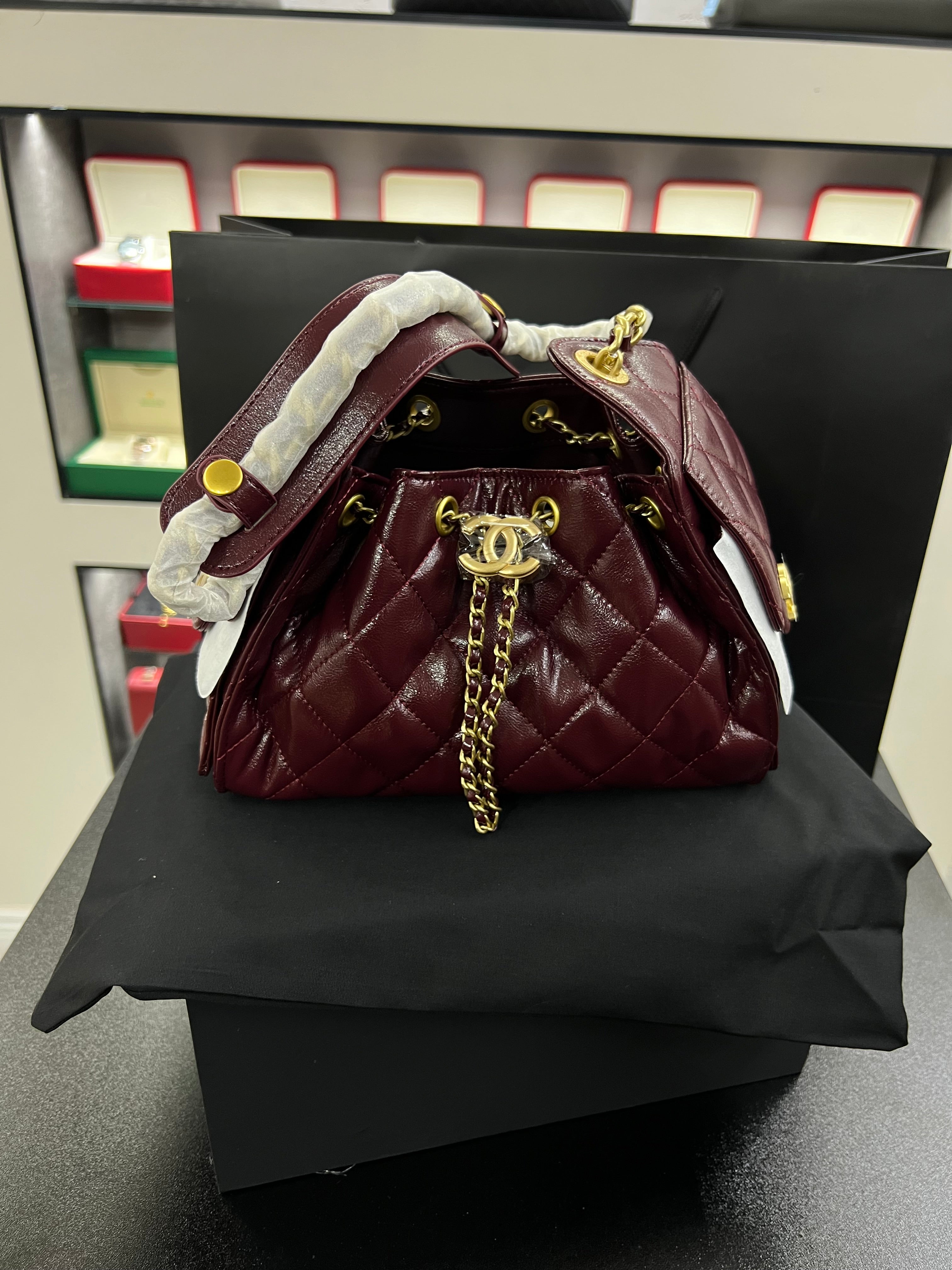 حقيبة هوبو 25 باكت – برقندي جلد لامع
Hobo 25 Bucket Bag – Burgundy Shiny Calfskin