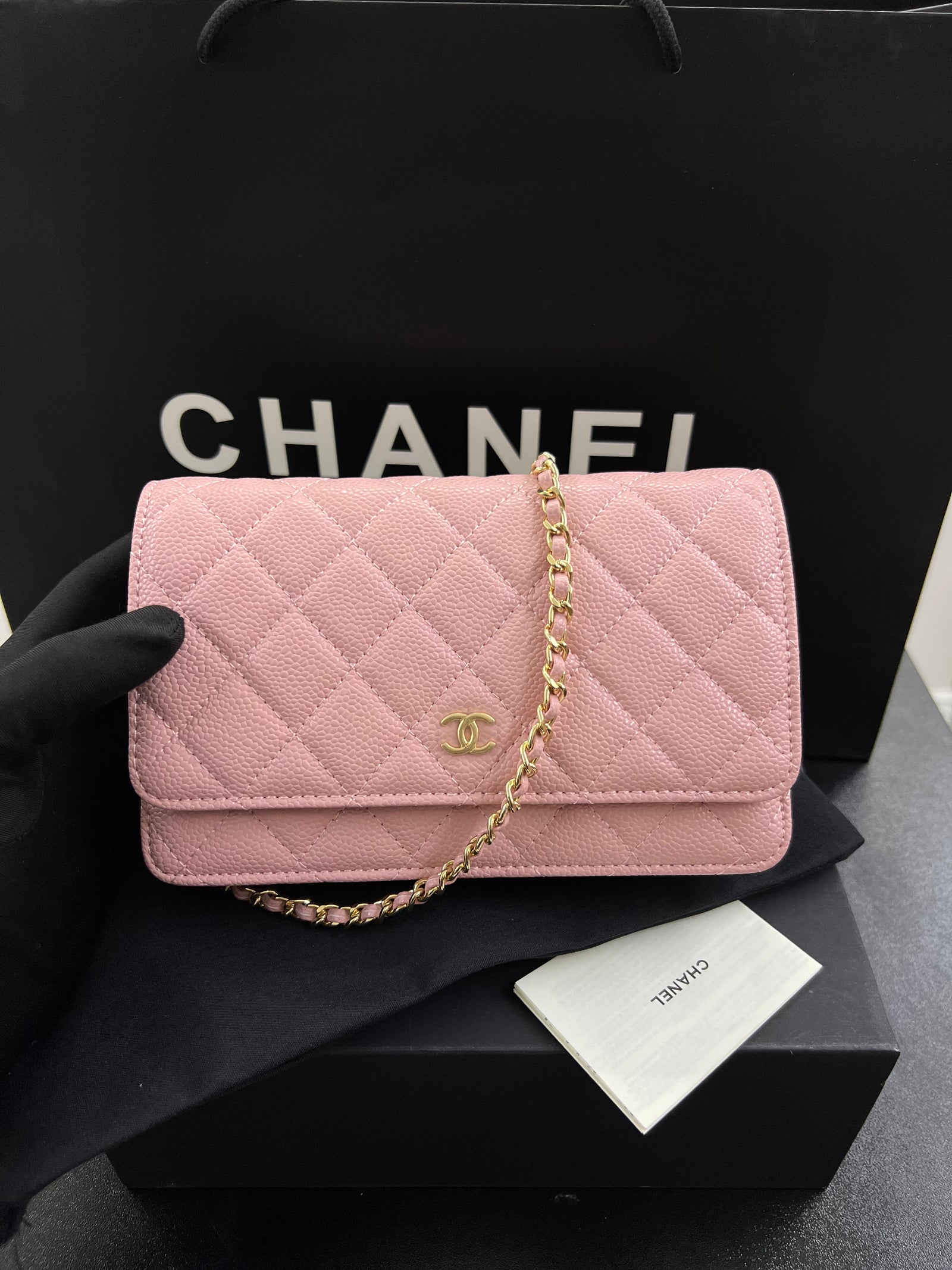محفظة بسلسلة WOC – وردي كافيار
Wallet on Chain – Pink Caviar