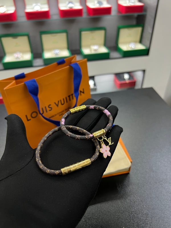 سوار جلد بنقشة المونوغرام مع تعليقة زهرة الساكورا — طقم ثنائي | Monogram Leather Charm Bracelet Duo