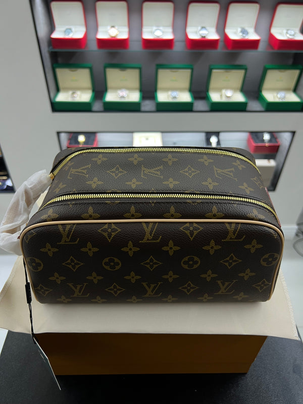 طقم حقيبتين مونوجرام (قطعتان)
Monogram Pouch Set (2 Pieces)