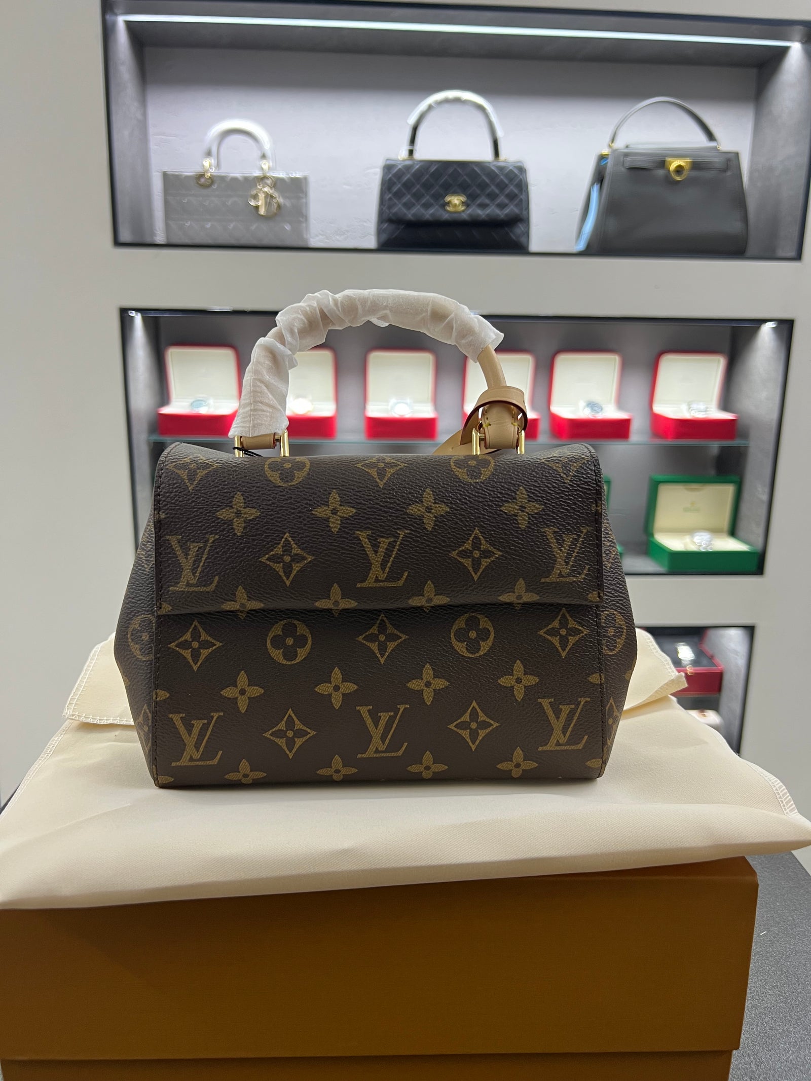 حقيبة كلوني BB – مونوجرام بمقبض علوي
Cluny BB – Monogram Top Handle
