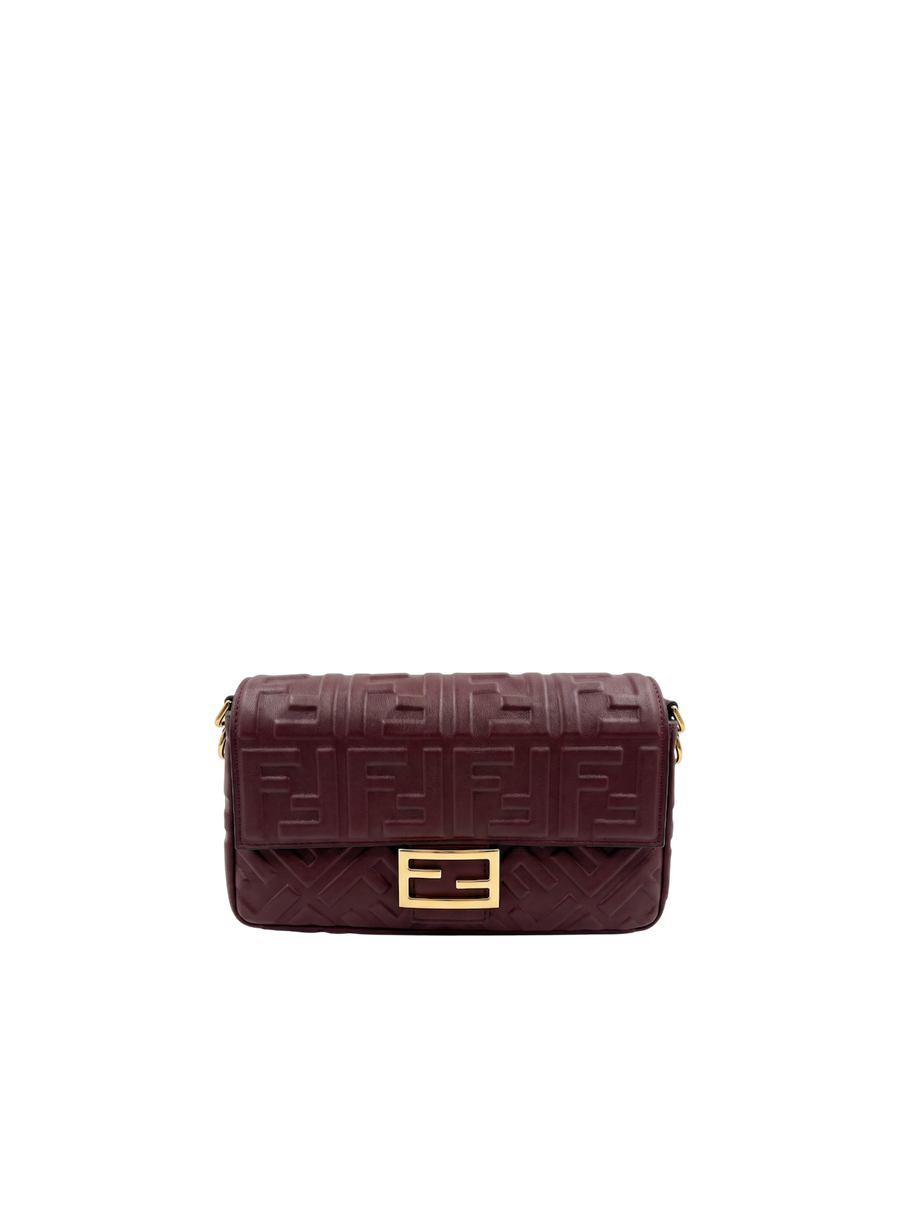 حقيبة باغيت برقندي الصغيره بنقشة FF بارزة
Baguette Bag – Burgundy Embossed FF