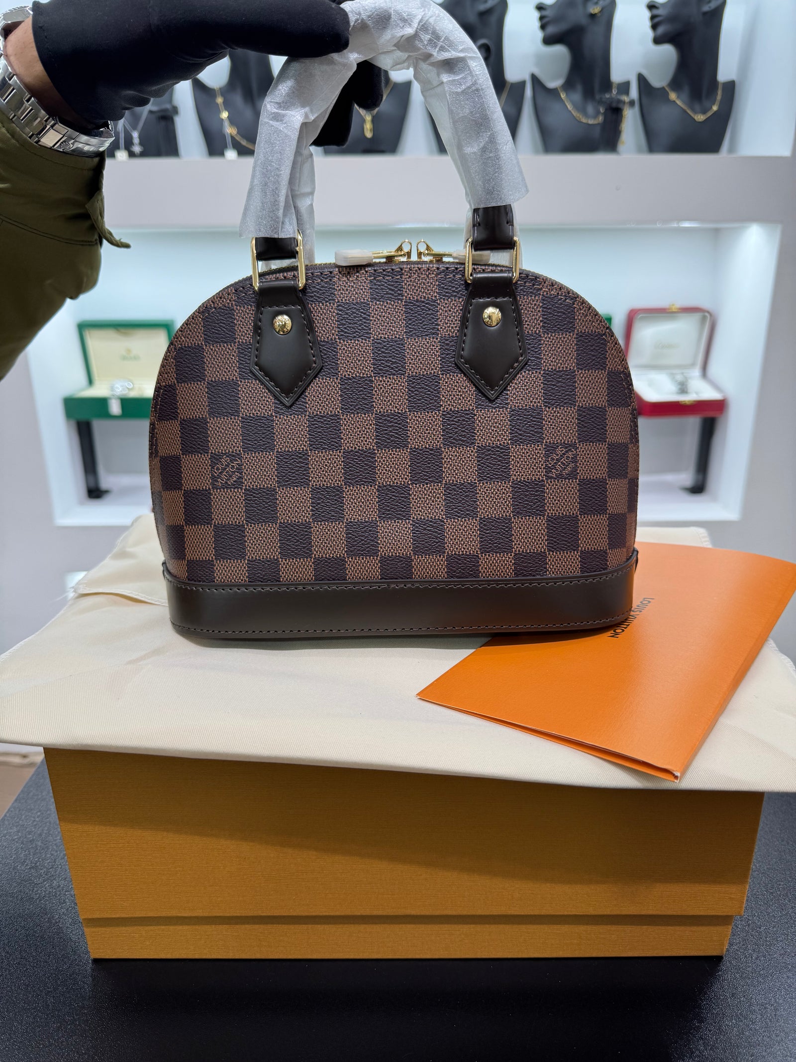 حقيبة الما BB – داميي إيبان بشكل القبة
Alma BB – Damier Ébène Dome Bag