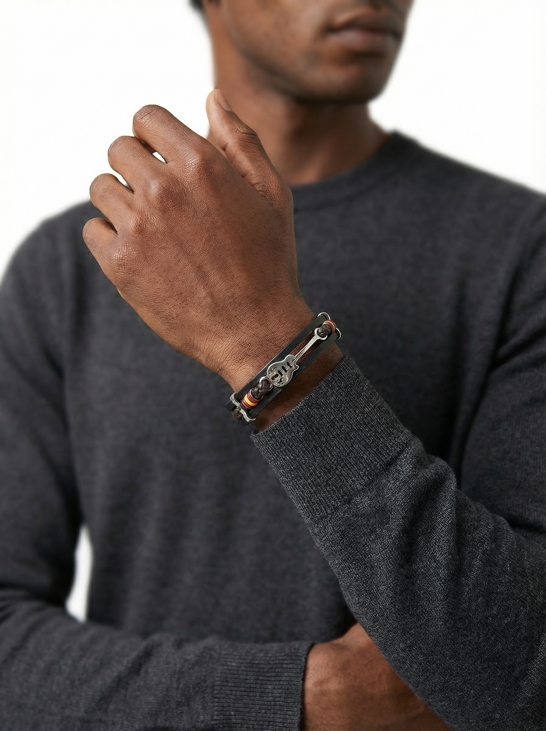 سوار جلد اسود القيتارا