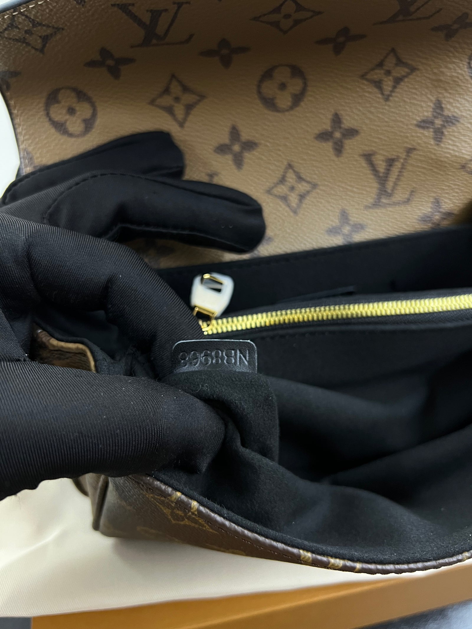 حقيبة بوشيت ميتيس – مونوجرام معكوس
Pochette Métis – Reverse Monogram