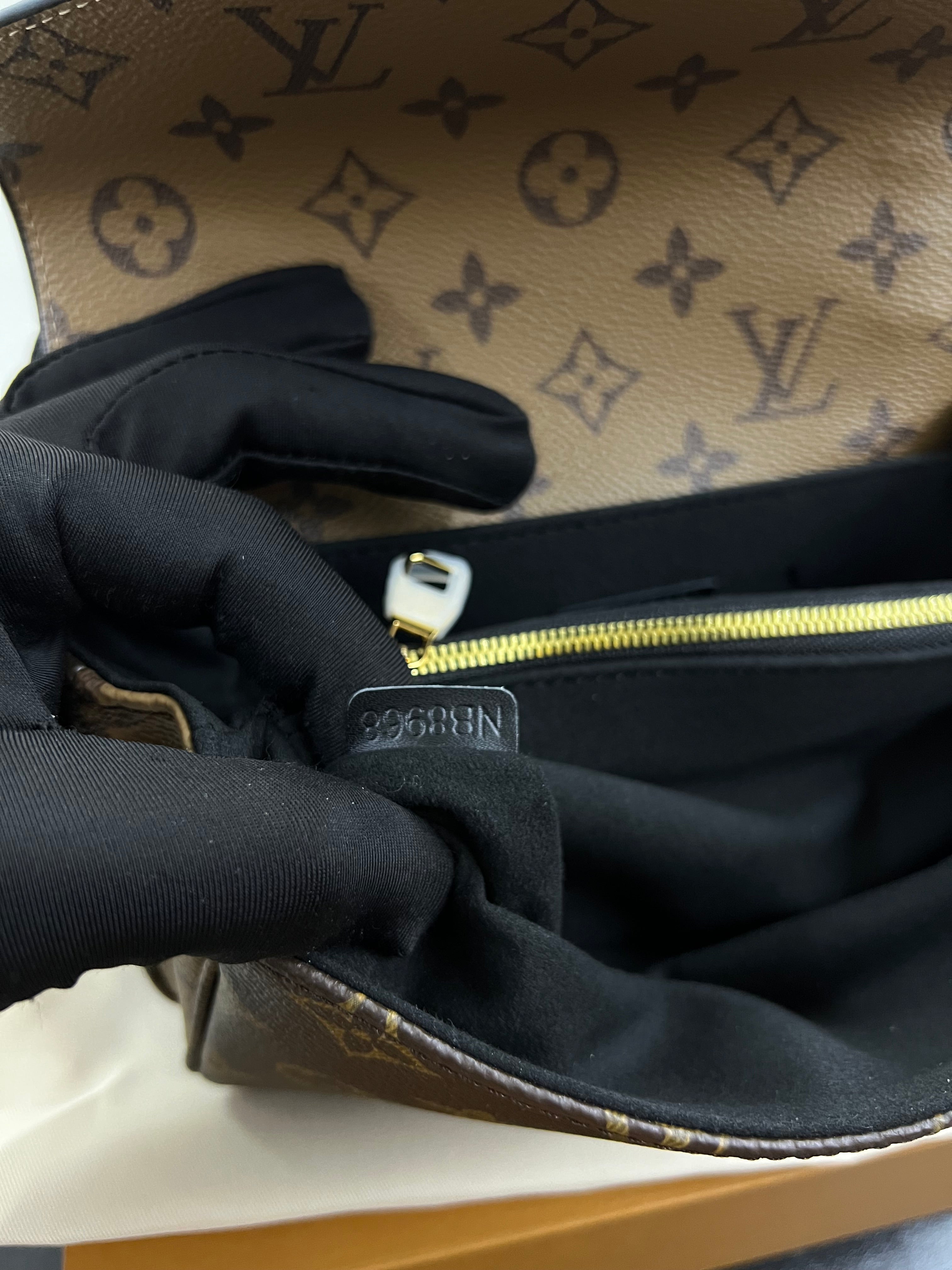 حقيبة بوشيت ميتيس – مونوجرام معكوس
Pochette Métis – Reverse Monogram