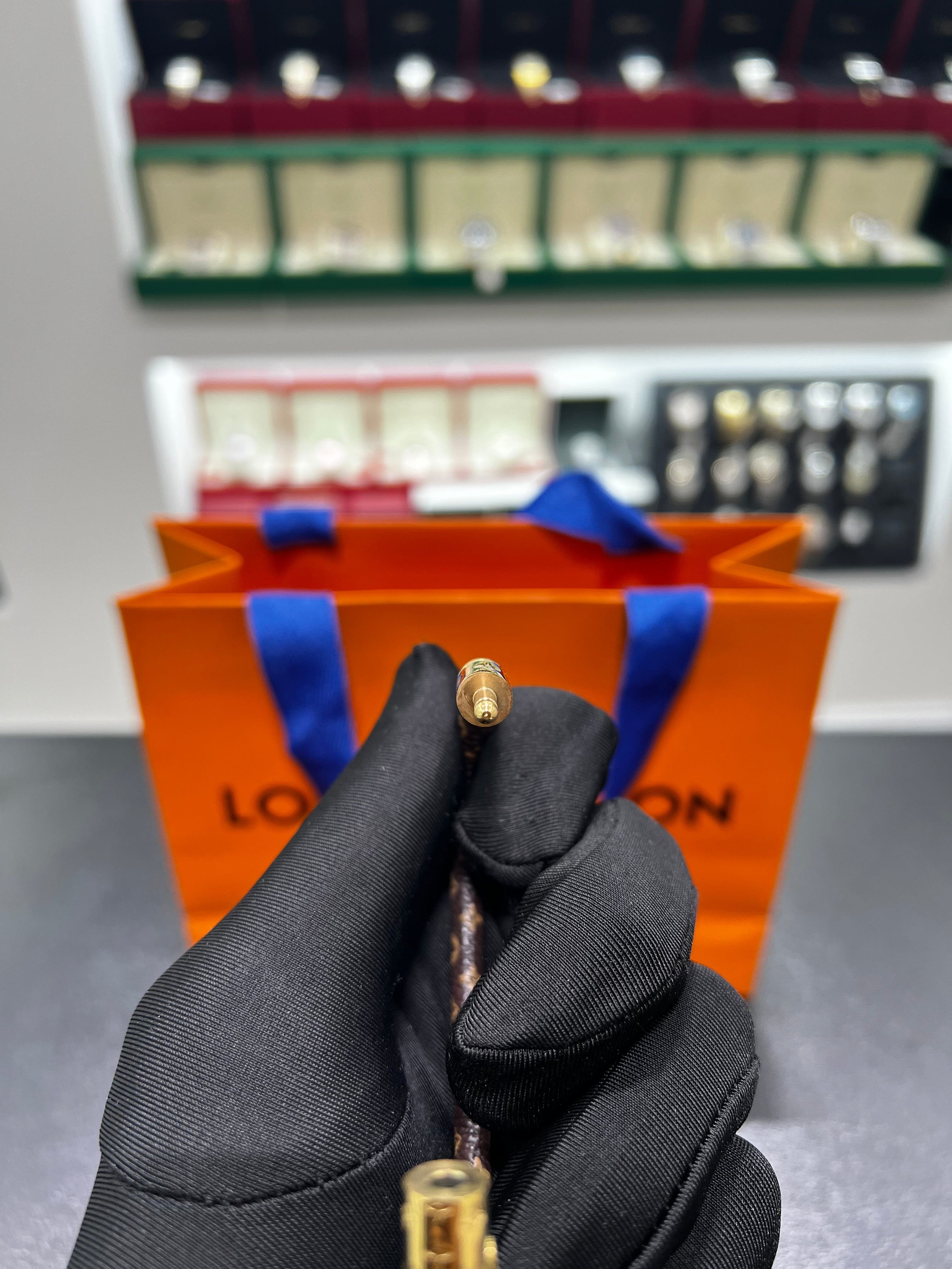 سوار جلد LV بني