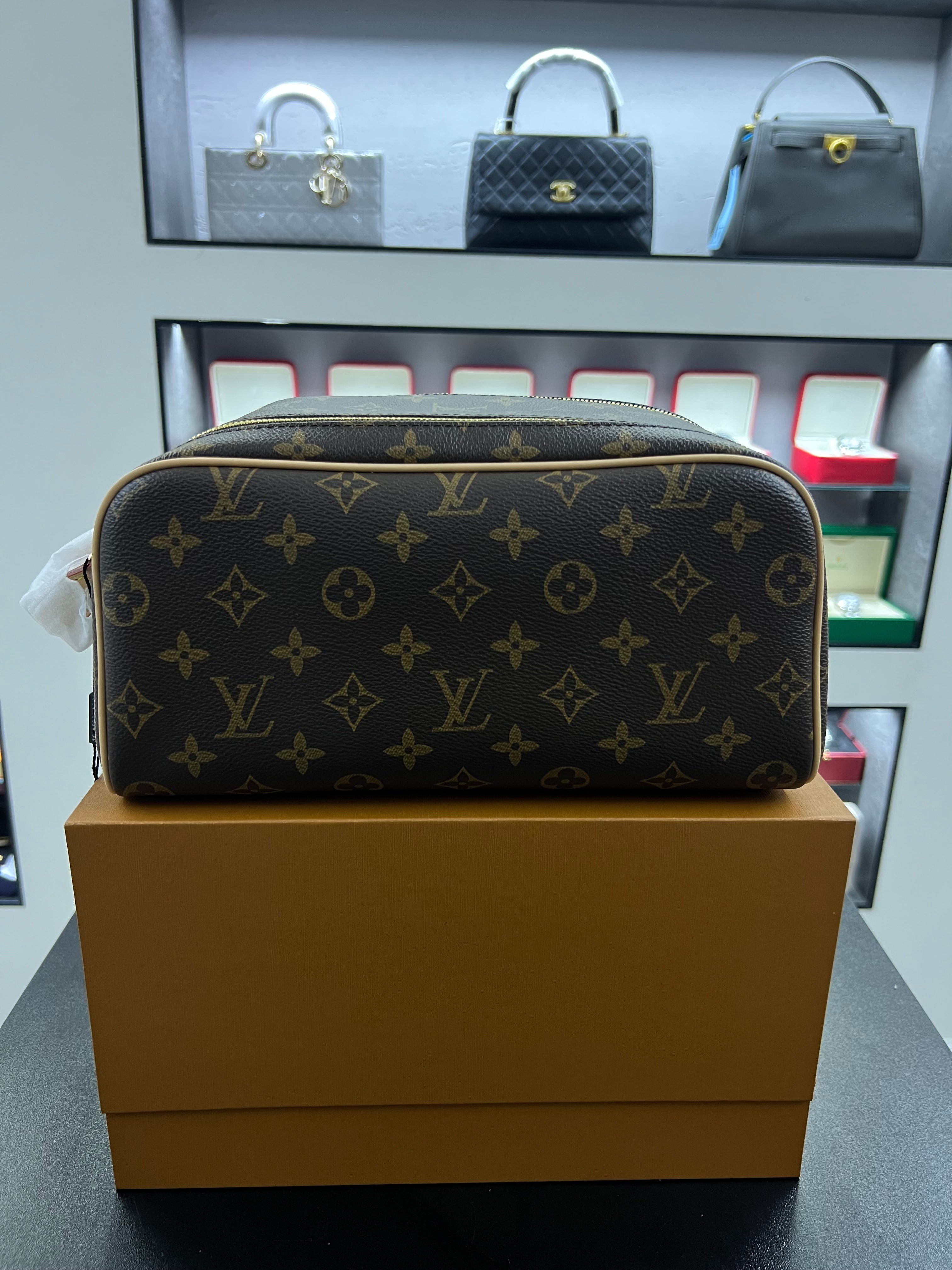 طقم حقيبتين مونوجرام (قطعتان)
Monogram Pouch Set (2 Pieces)