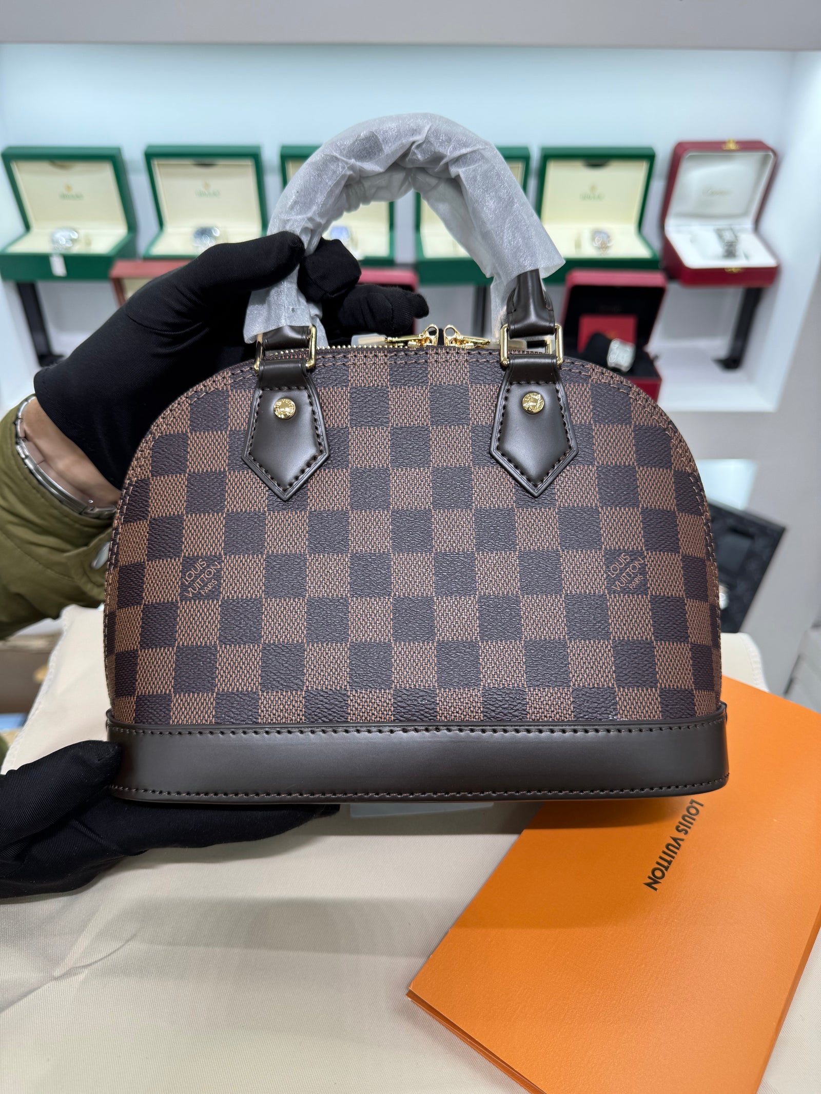 حقيبة الما BB – داميي إيبان بشكل القبة
Alma BB – Damier Ébène Dome Bag