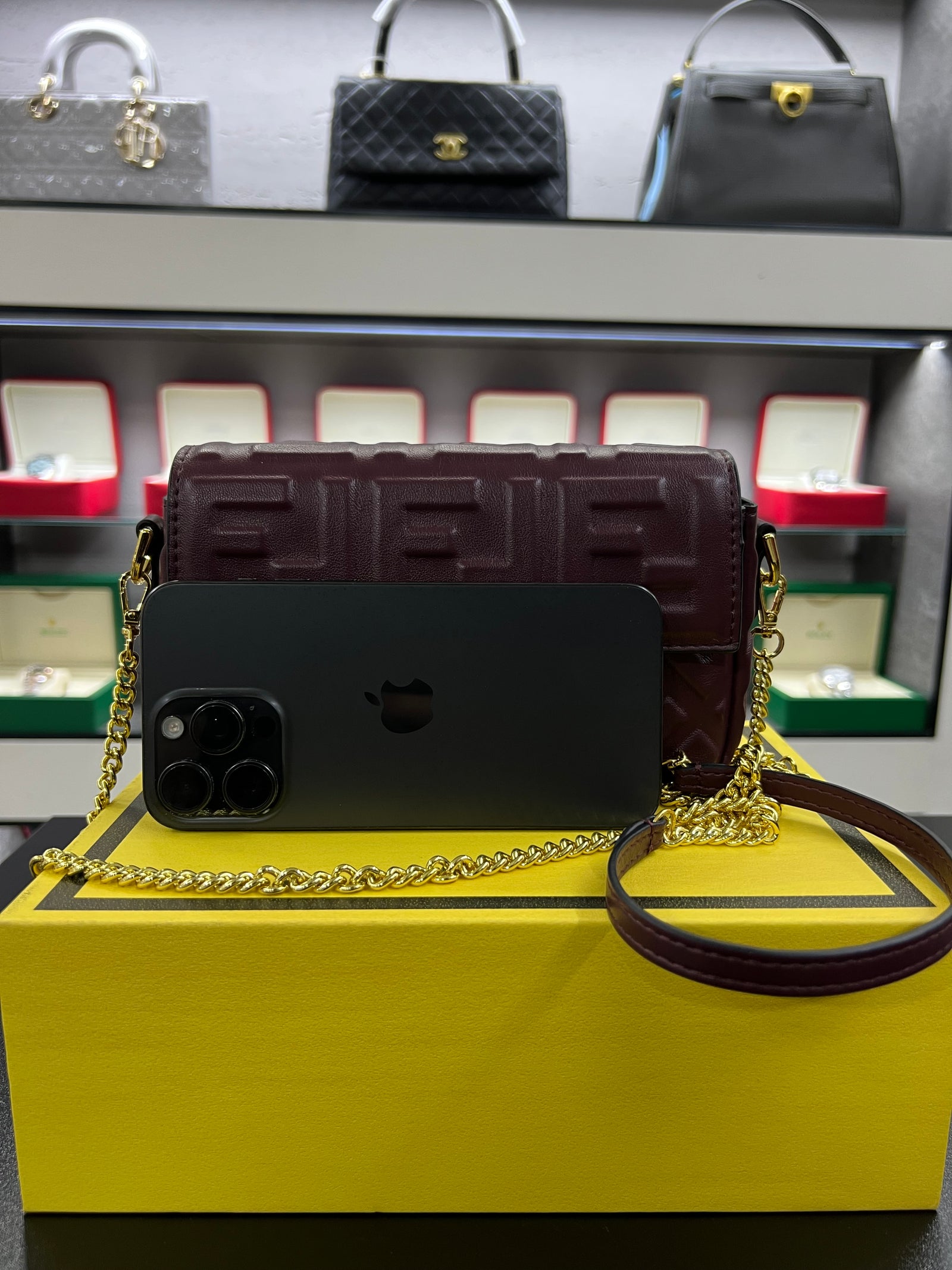 حقيبة باغيت برقندي الصغيره بنقشة FF بارزة
Baguette Bag – Burgundy Embossed FF