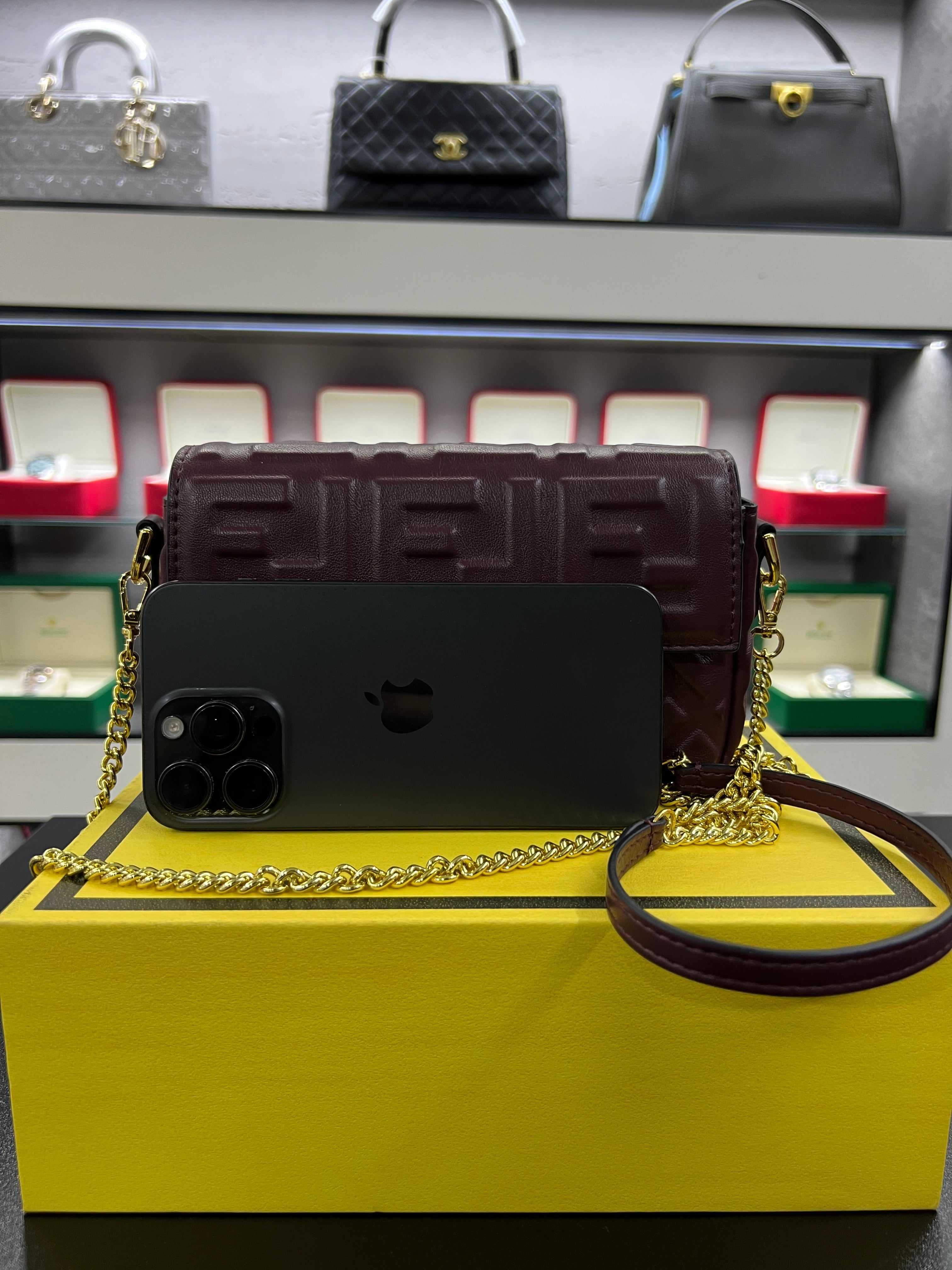 حقيبة باغيت برقندي الصغيره بنقشة FF بارزة
Baguette Bag – Burgundy Embossed FF