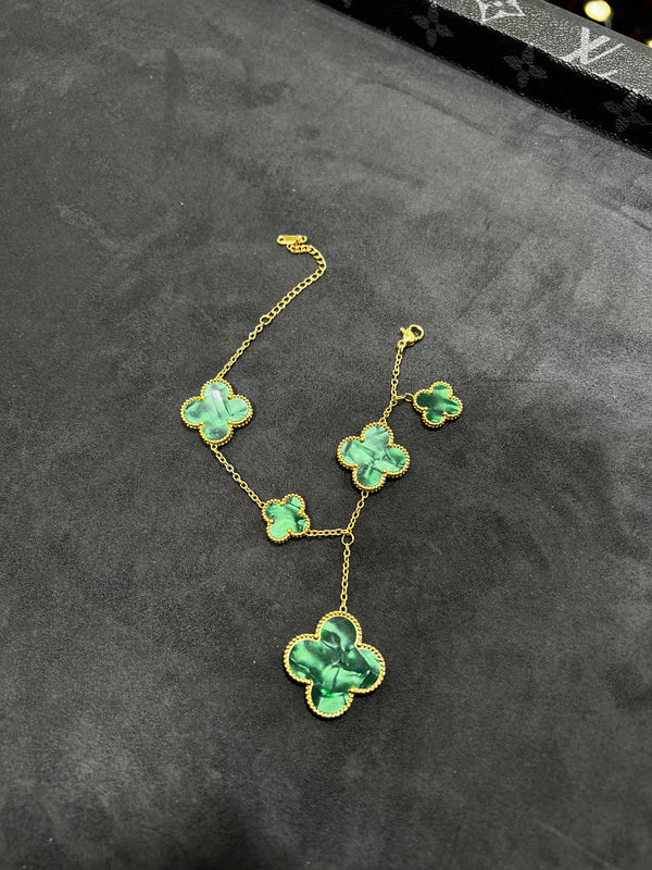 سوار قرابيج بنقشة البرسيم – أخضر | Clover Bracelet – Green