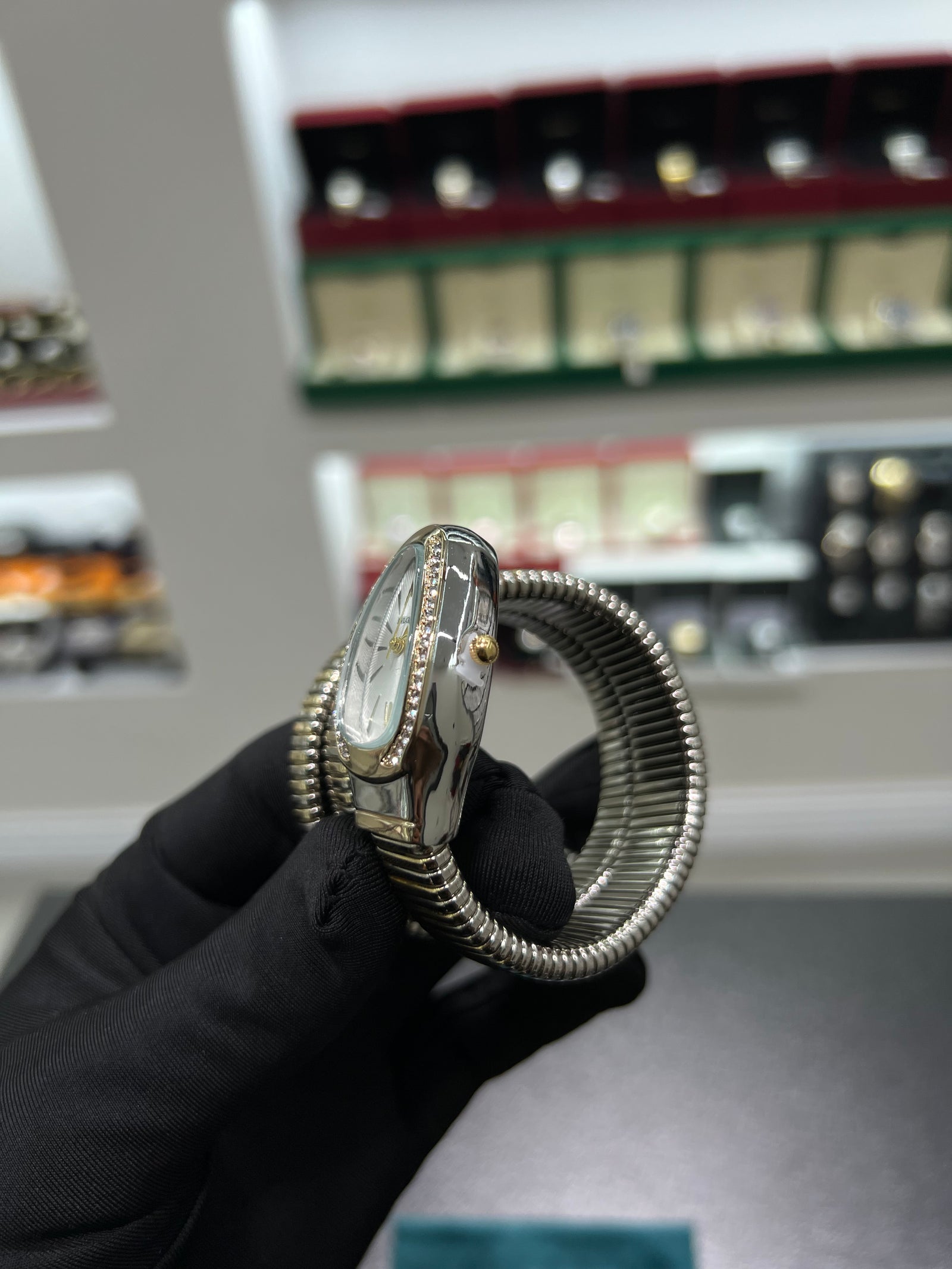 Serpenti watch in gold من دون علبه)