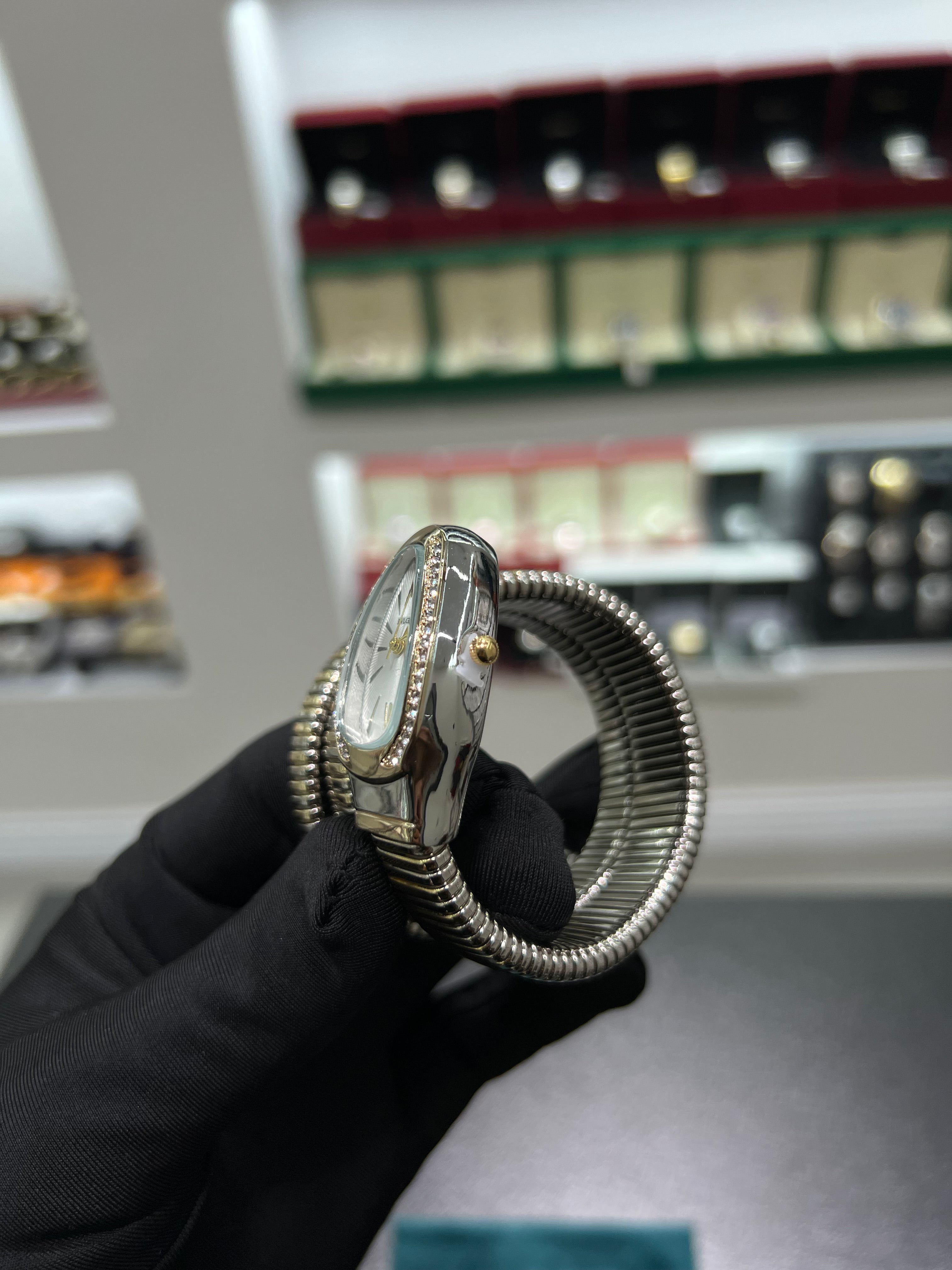 Serpenti watch in gold من دون علبه)