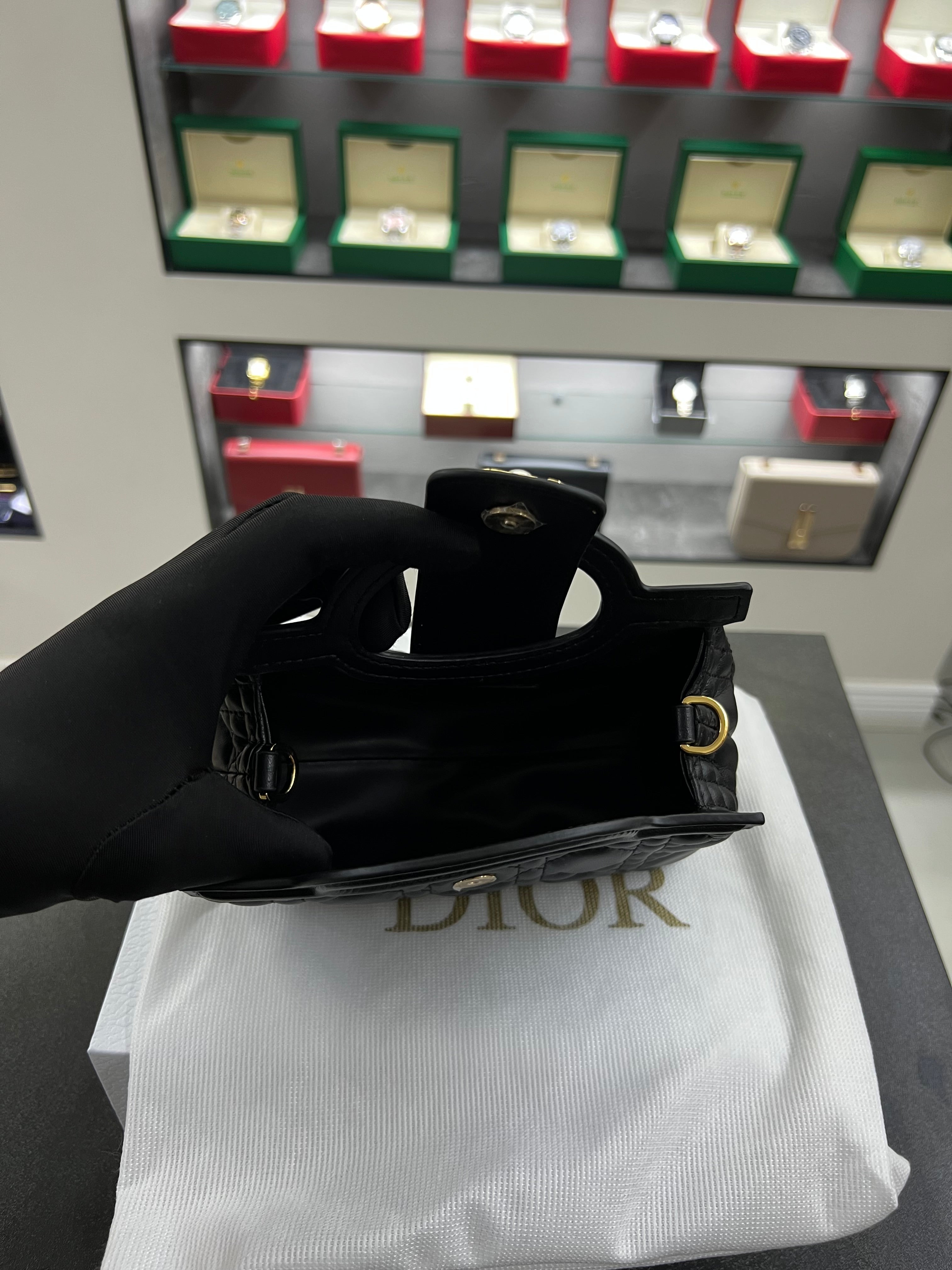 حقيبة كارو ميني بمقبض دائري – أسود كاناج
Caro Mini Ring-Handle Bag – Black Cannage