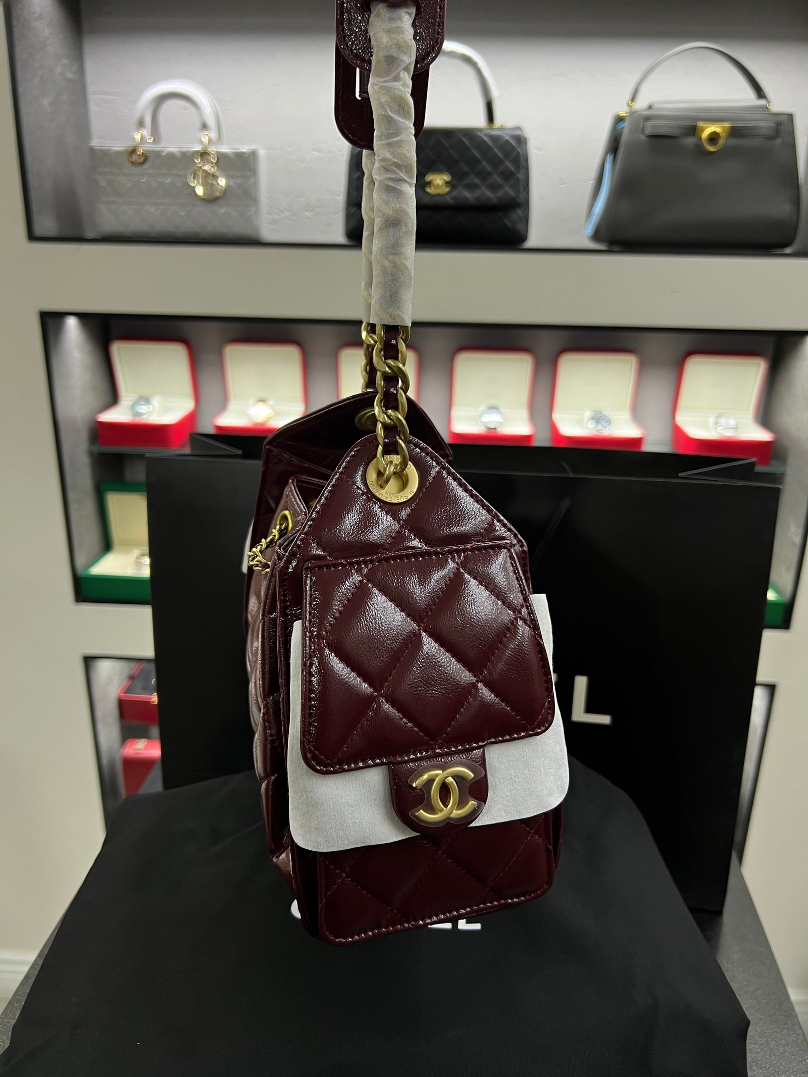 حقيبة هوبو 25 باكت – برقندي جلد لامع
Hobo 25 Bucket Bag – Burgundy Shiny Calfskin