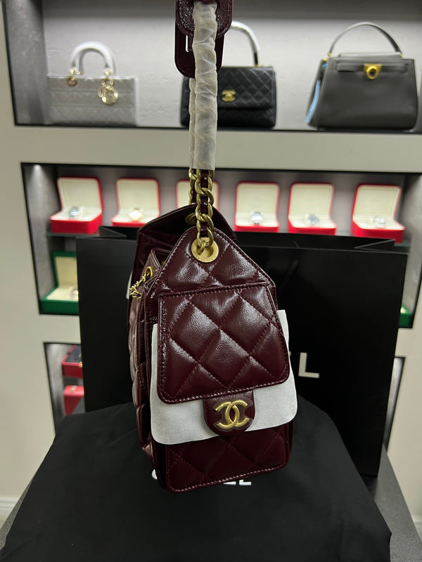 حقيبة هوبو 25 باكت – برقندي جلد لامع
Hobo 25 Bucket Bag – Burgundy Shiny Calfskin